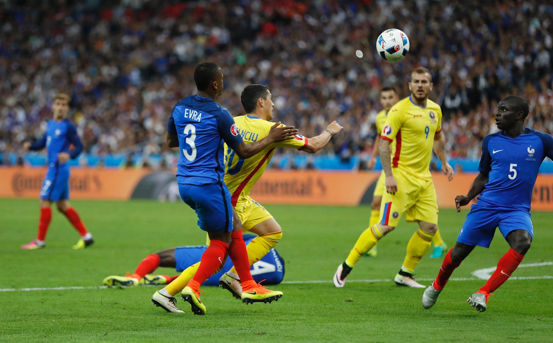 Doch die Freude der Franzosen hält nur rund fünf Minuten an. Dann kommt Patrice Evra im eigenen Strafraum gegen Nicolae Stanciu zu spät. Schiedsrichter Viktor Kassai entscheidet auf Foulelfmeter.