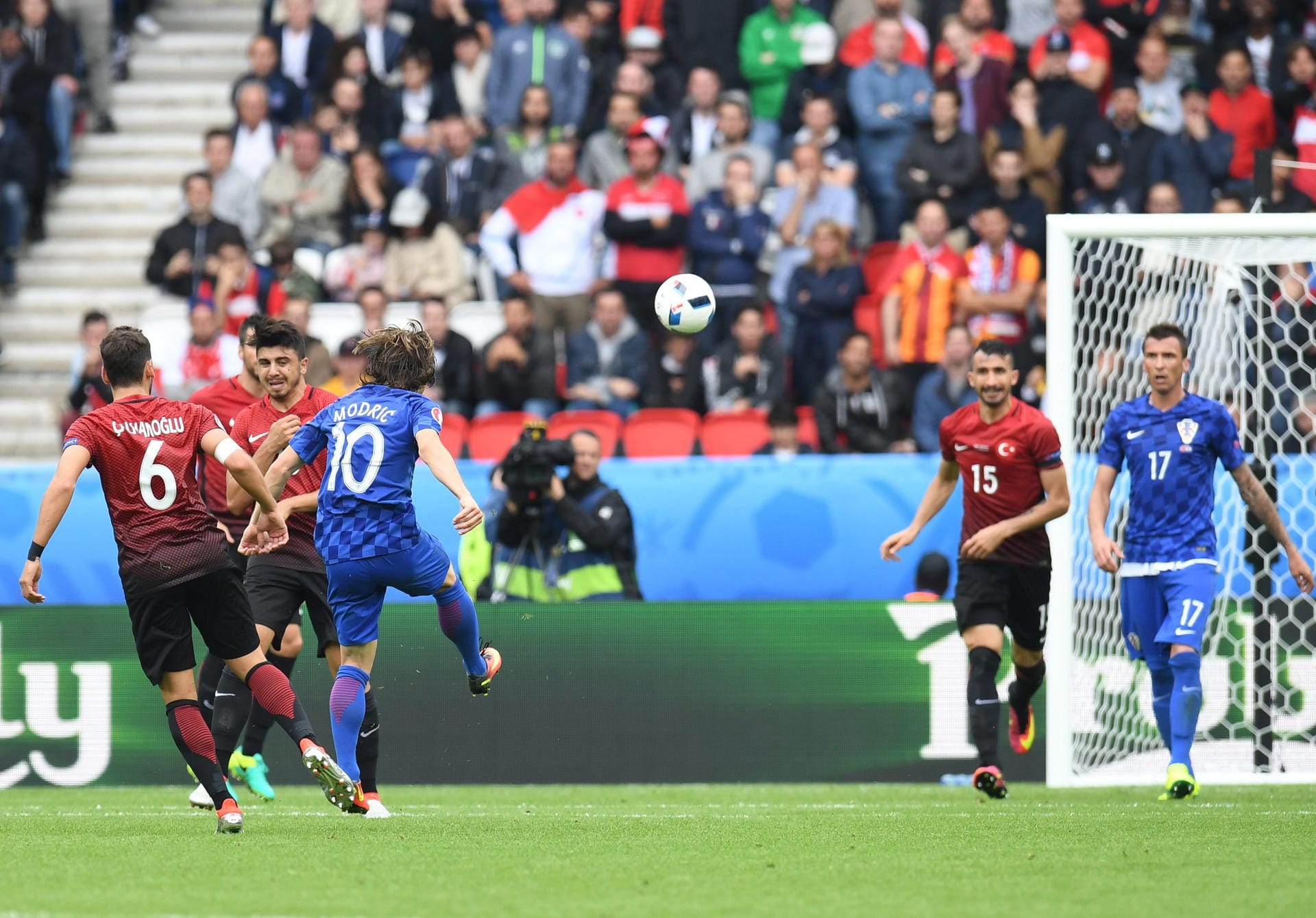 Kurz vor der Halbzeitpause hat Luka Modric einen genialen Moment. Der Spielmacher Kroatiens nimmt einen abgewehrten Ball außerhalb des türkischen Strafraums direkt aus der Luft und trifft aus etwa 22 Metern ins Tor...