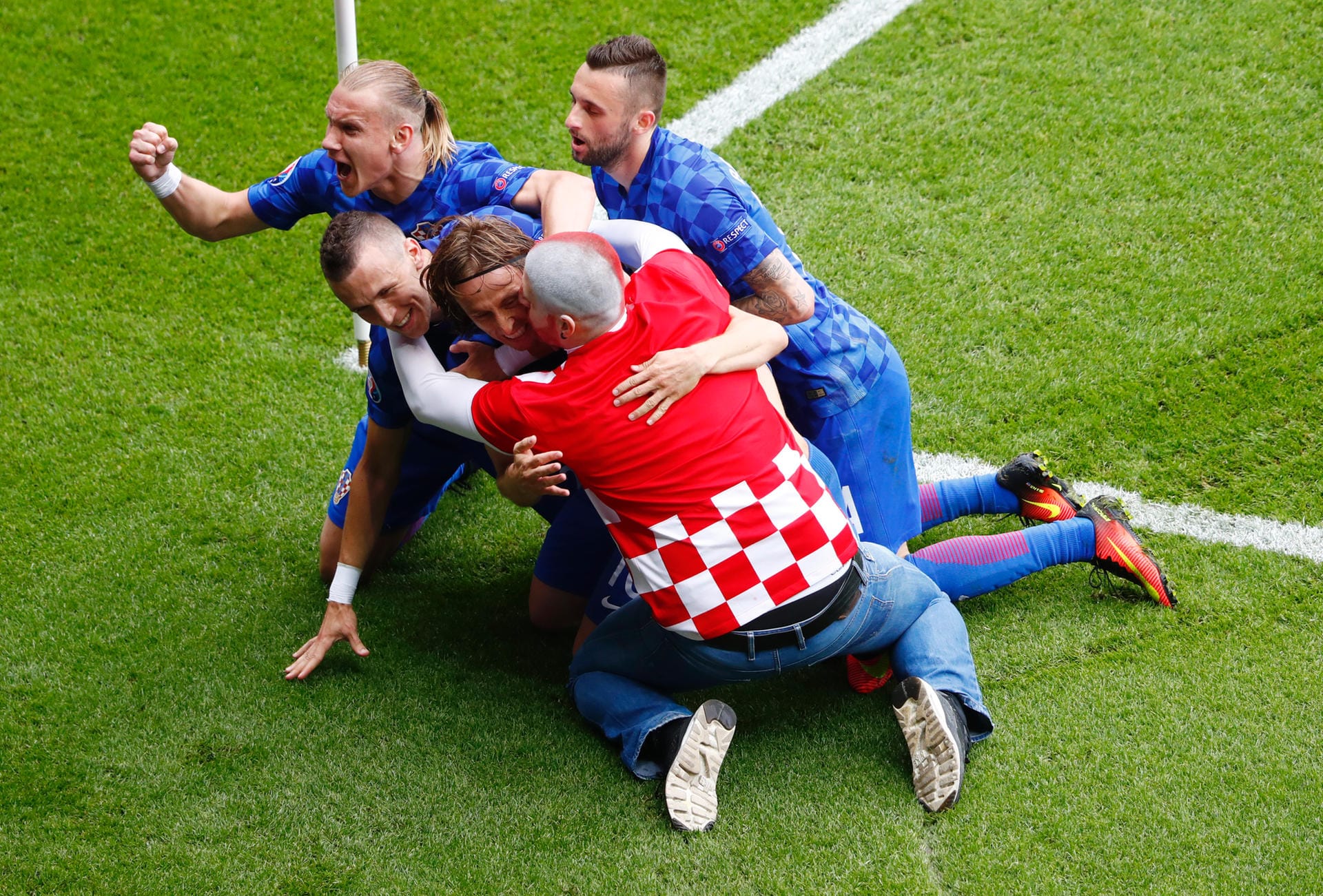 ... der Mittelfeldspieler von Champions-League-Sieger Real Madrid darf sich für seinen sehenswerten Treffer von seinen Mitspielern und einem kroatischen Fan herzen lassen. Mit Recht: Sein Tor bleibt das einzige der Partie, Kroatien besiegt die Türkei mit 1:0 (1:0).