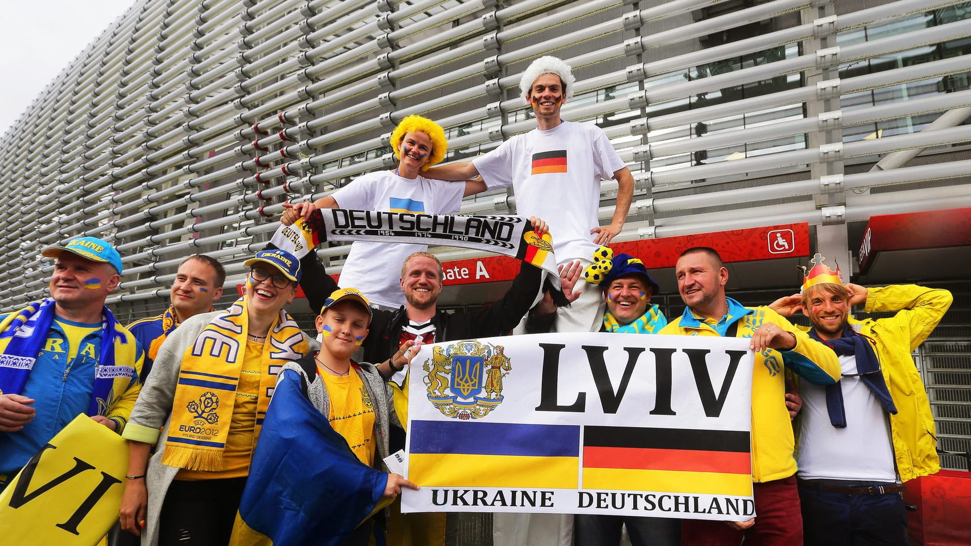 Nachdem es bei der EM bisher leider schon einige gewalttätige Aufeinandertreffen zwischen verschiedenen Fanlagern gab, zeigen die Anhänger im Vorfeld der Partie Deutschland gegen die Ukraine, dass es auch friedlich geht.