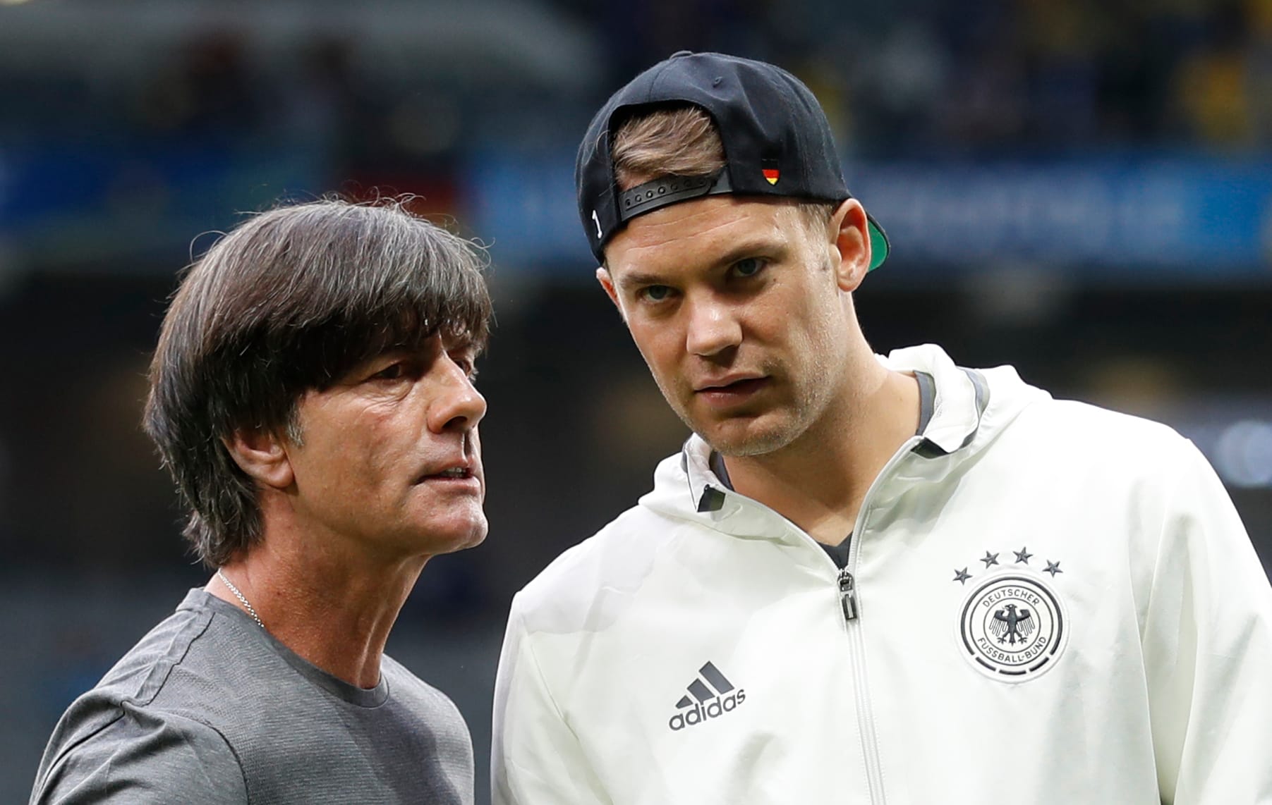 Der Trainer und sein verlängerter Arm auf dem Feld: Joachim Löw (li.) berät sich vor dem Anpfiff mit Torhüter Manuel Neuer, der Bastian Schweinsteiger als Kapitän vertritt.