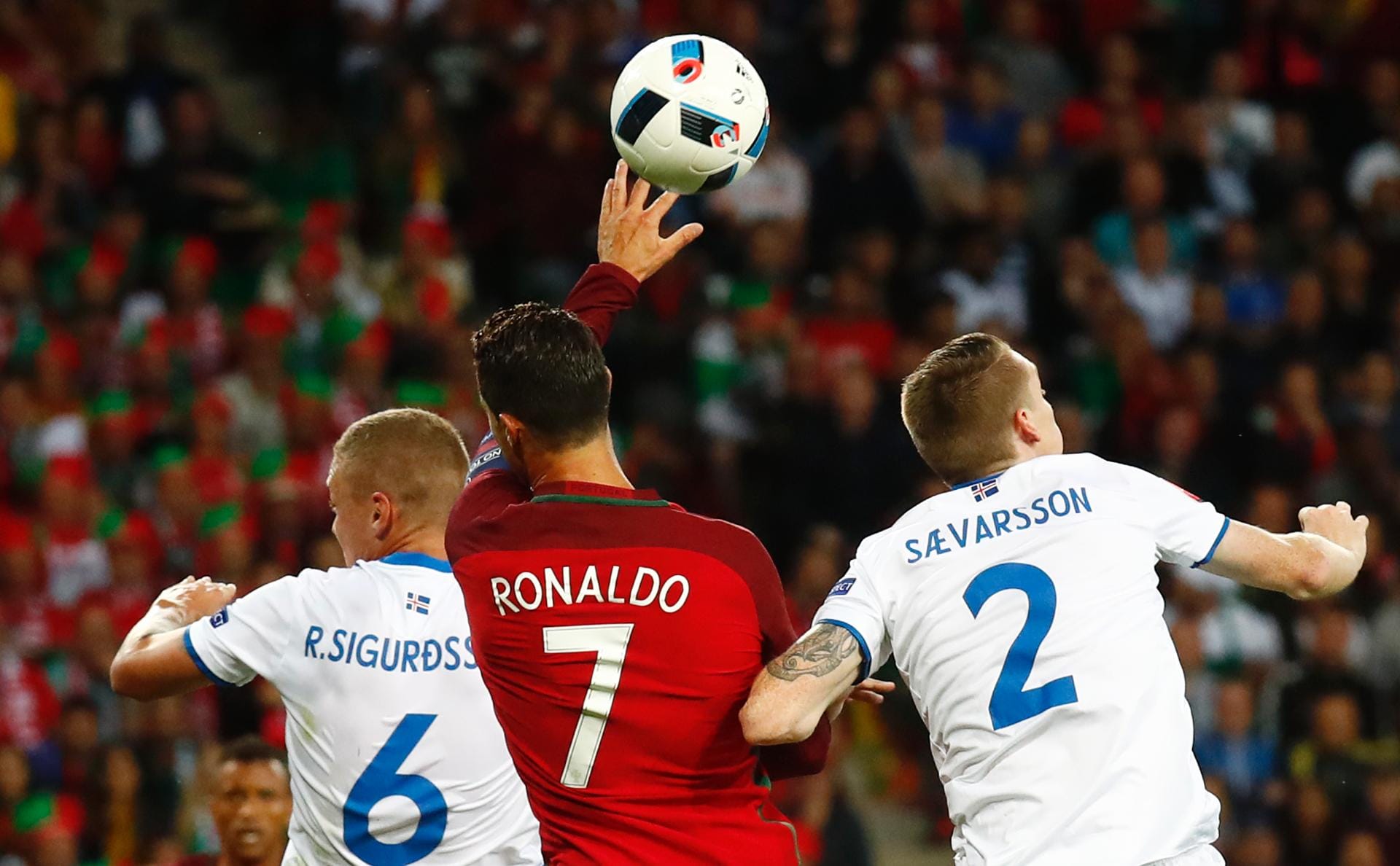Doppeldeckung für die Hand Gottes: Ronaldo zwischen den beiden Isländern Ragnar Sigurdsson (li.) und Birkir Saevarsson.