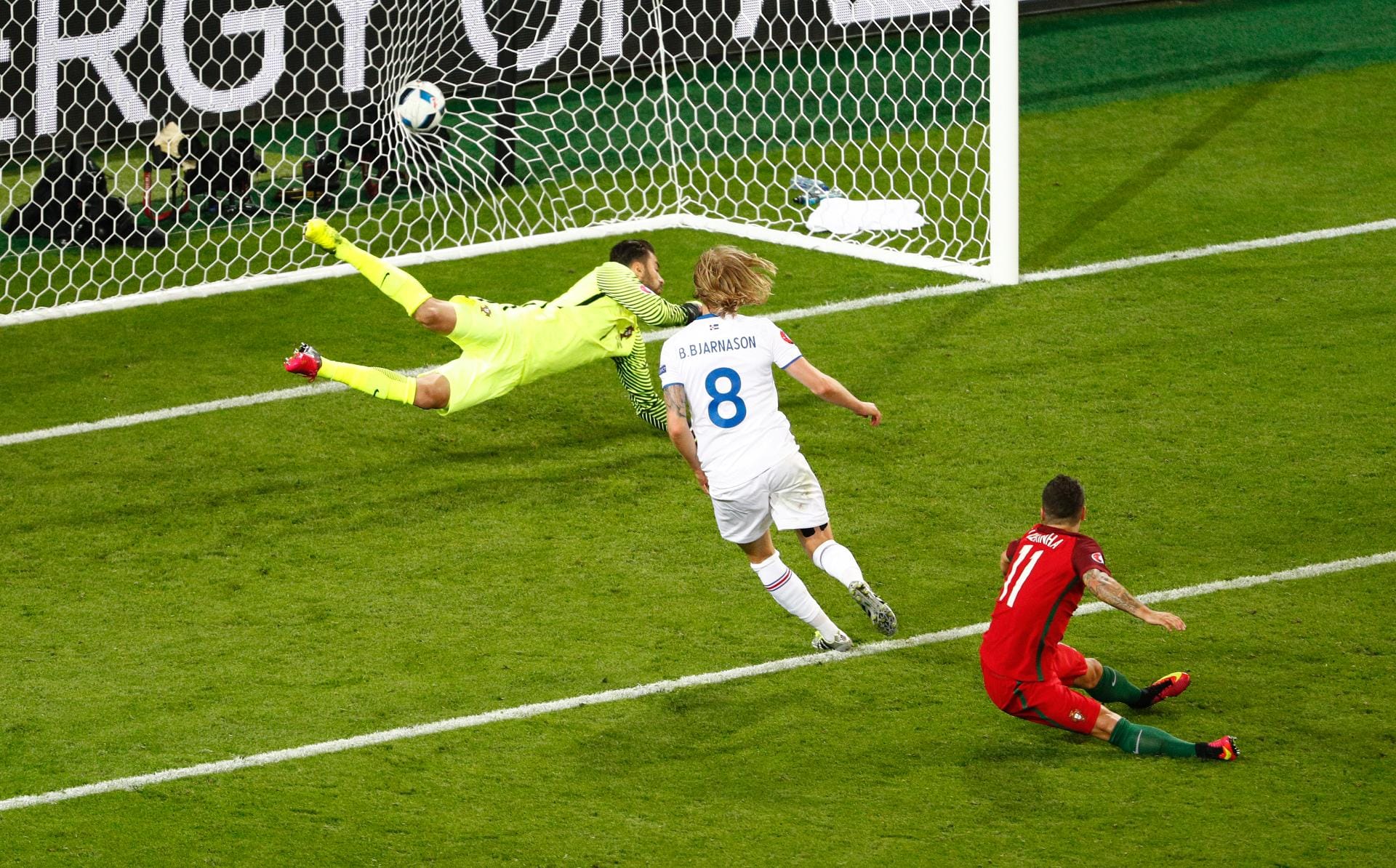 Historischer Moment: Birkir Bjarnason sorgt mit dem 1:1 in der 50. Minute für das erste isländische Tor der EM-Geschichte - und für die erste faustdicke Überraschung der EURO 2016.