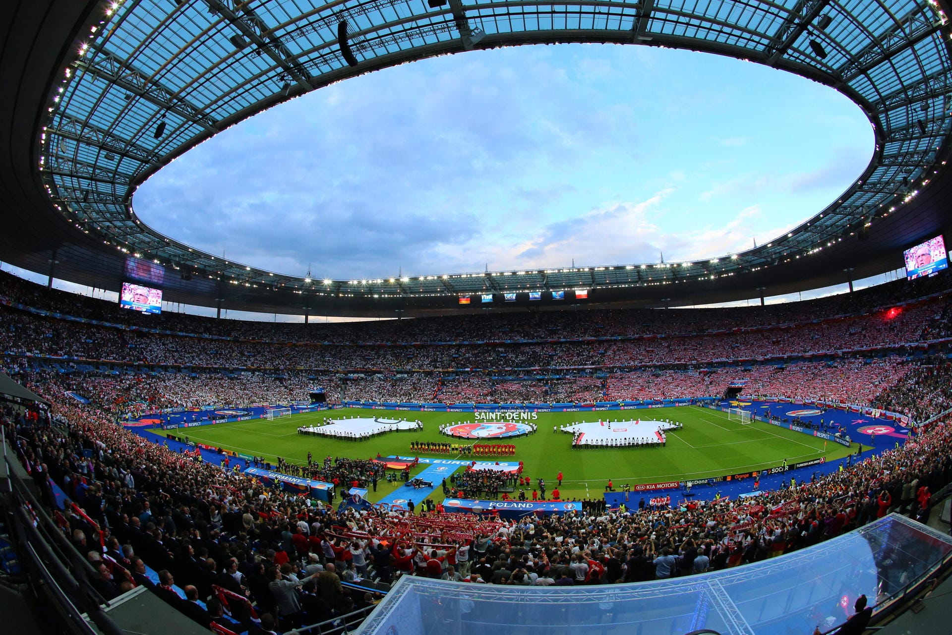 Vorhang auf für das Kräftemessen zwischen Deutschland und Polen. Im Stade de France im Pariser Vorort Saint-Denis will die DFB-Auswahl nach dem Auftakterfolg gegen die Ukraine (2:0) vor 80.000 Zuschauern den zweiten Sieg in der EM-Endrunde folgen lassen.