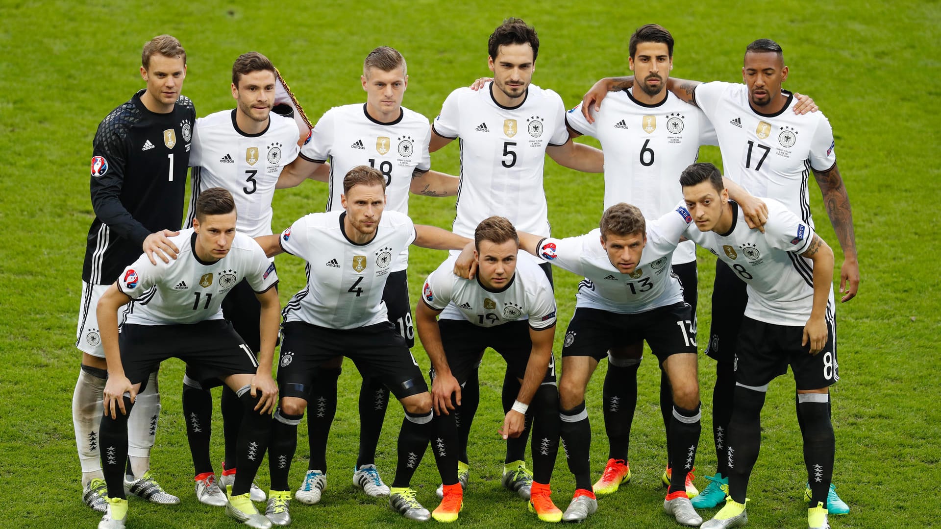 Im Vergleich zum ersten Gruppenspiel der deutschen Nationalmannschaft gibt es personell eine Veränderung: Mats Hummels, der seinen Muskelfaserriss in der Wade auskuriert hat, ersetzt Shkodran Mustafi. Der Innenverteidiger muss trotz seines Treffers im Auftaktspiel gegen die Ukraine auf der Auswechselbank Platz nehmen.