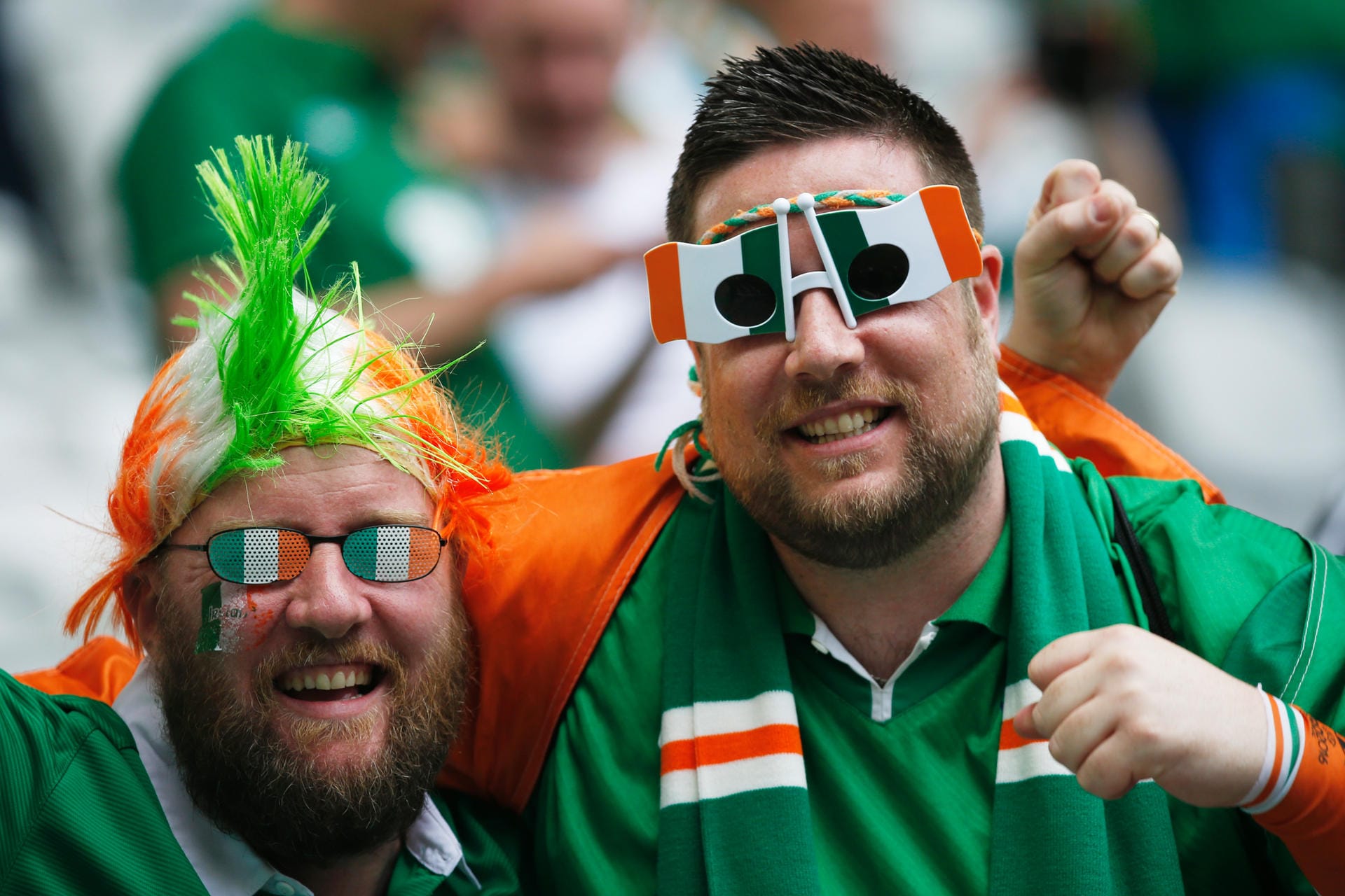 Aber die Fans der Iren stehen ihnen in nichts nach: Diese beiden Anhänger haben den "Durchblick".