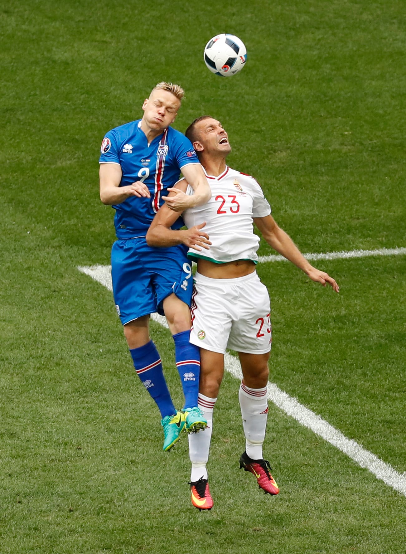 Dann geht es los! Die Partie beginnt gemächlich, Ungarn hat mehr Ballbesitz und versucht, Akzente zu setzen. Hier steigt Islands Kolbeinn Sigthorsson (li.) gegen den Ungarn Roland Juhasz zum Kopfball hoch.