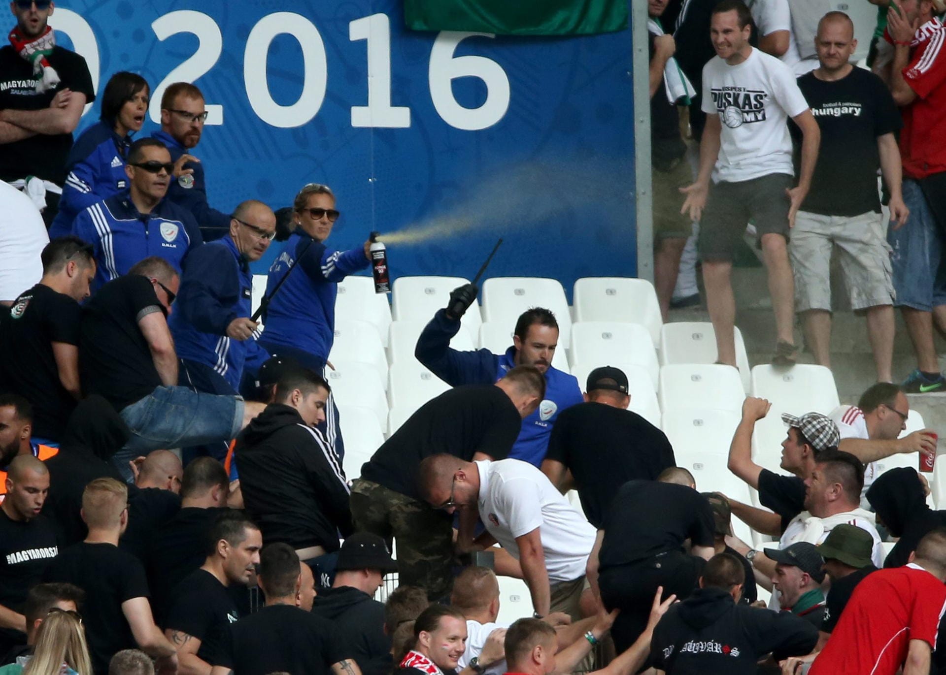 Leider kommt es bereits vor dem Anstoss im Stade Velodrome von Marseille zu Ausschreitungen unter ungarischen Anhängern. Die Ordner gehen mit Pfefferspray gegen die Randalierer vor.