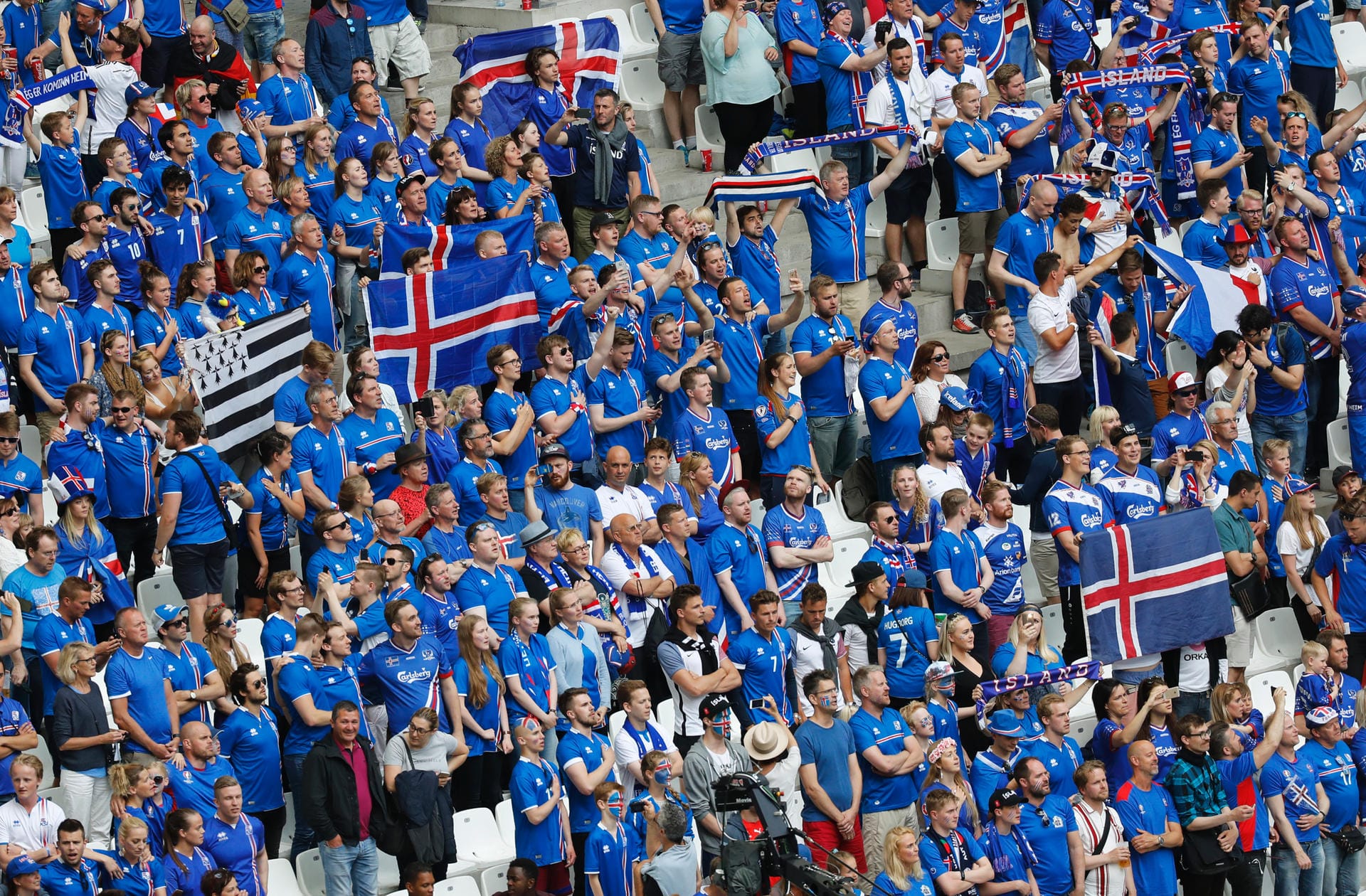 Anders das Bild im Block der isländischen Fans: sie demonstrieren Geschlossenheit, sind gut gelaunt und bleiben friedlich. Darauf sollte es auch ankommen!