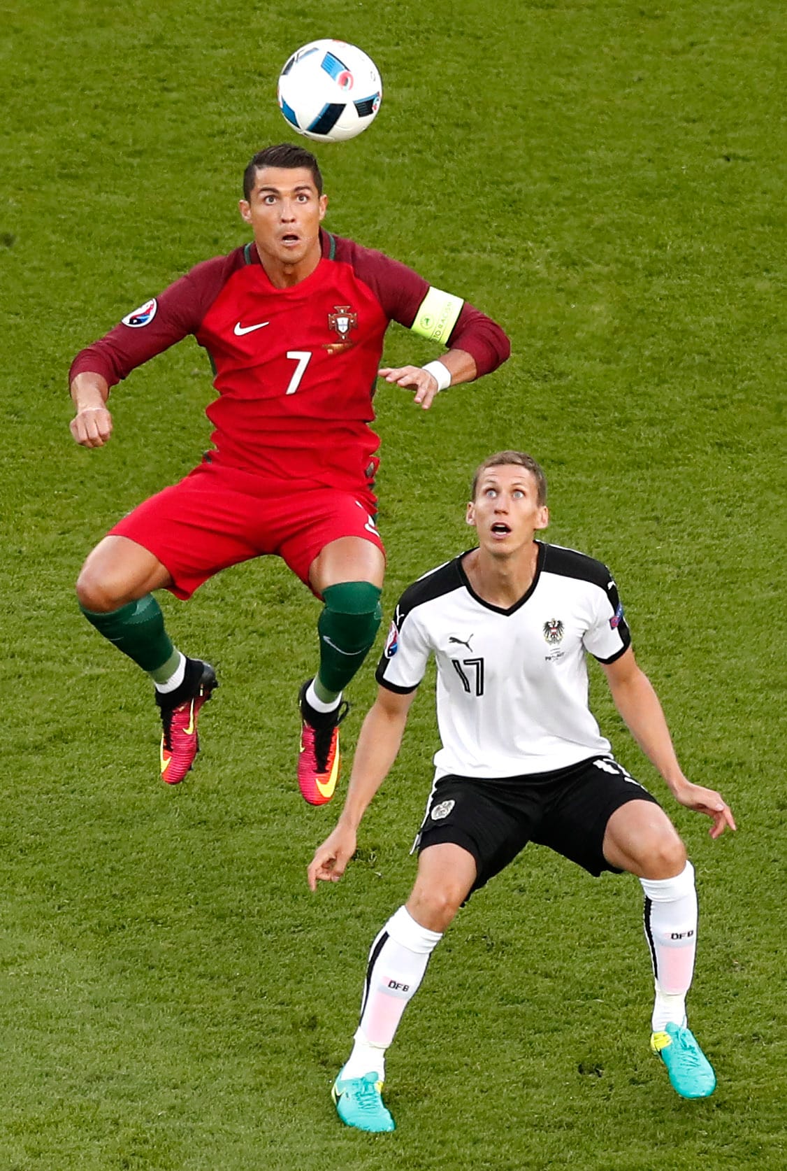 Auf der anderen Seite gelingt aber auch Cristiano Ronaldo (li.) herzlich wenig. Hier springt der frischgebackene Champions-League-Sieger höher als Österreichs Florian Klein.