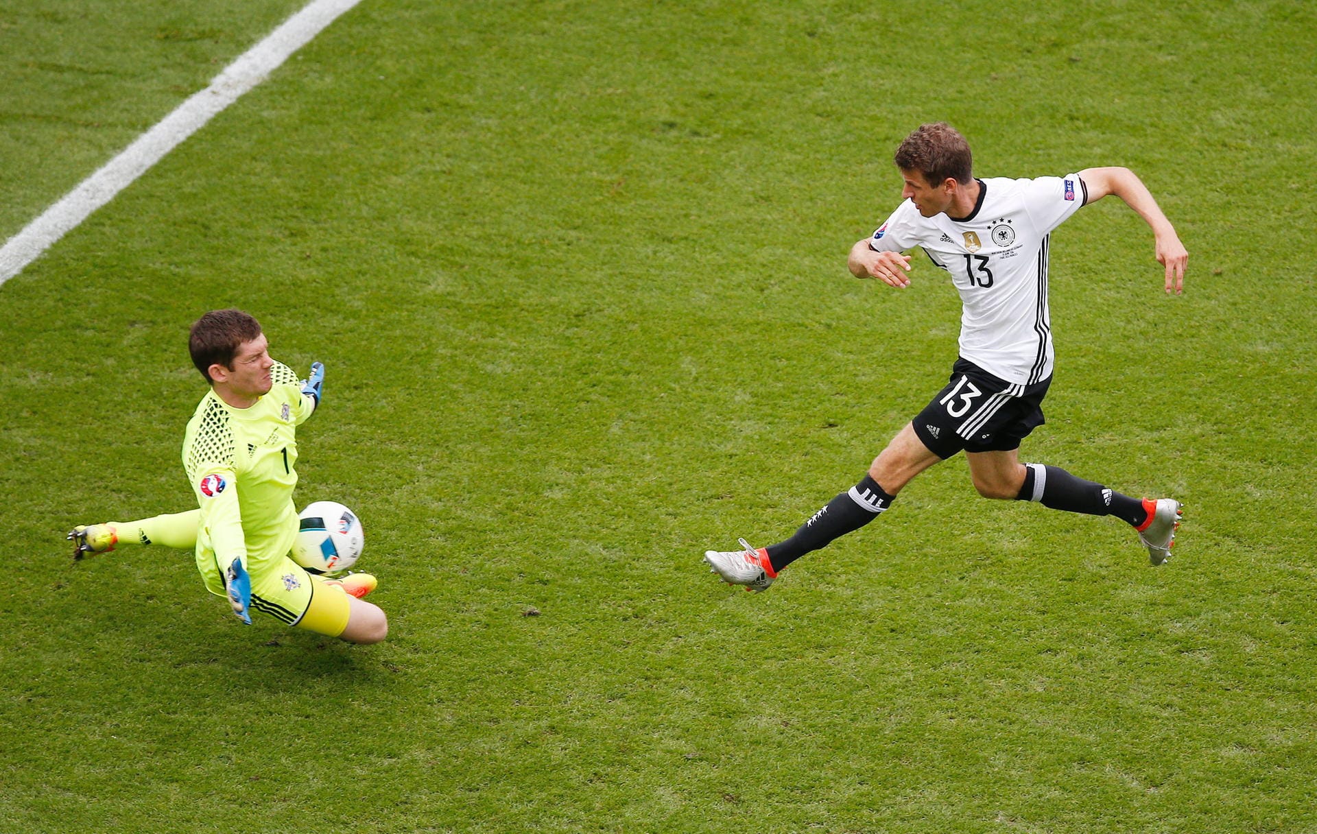 Gleich zu Beginn vergibt die DFB-Elf eine Reihe hochkarätiger Chancen. In der siebten Minute scheitert Thomas Müller freistehend an Nordirlands Torhüter Michael McGovern.