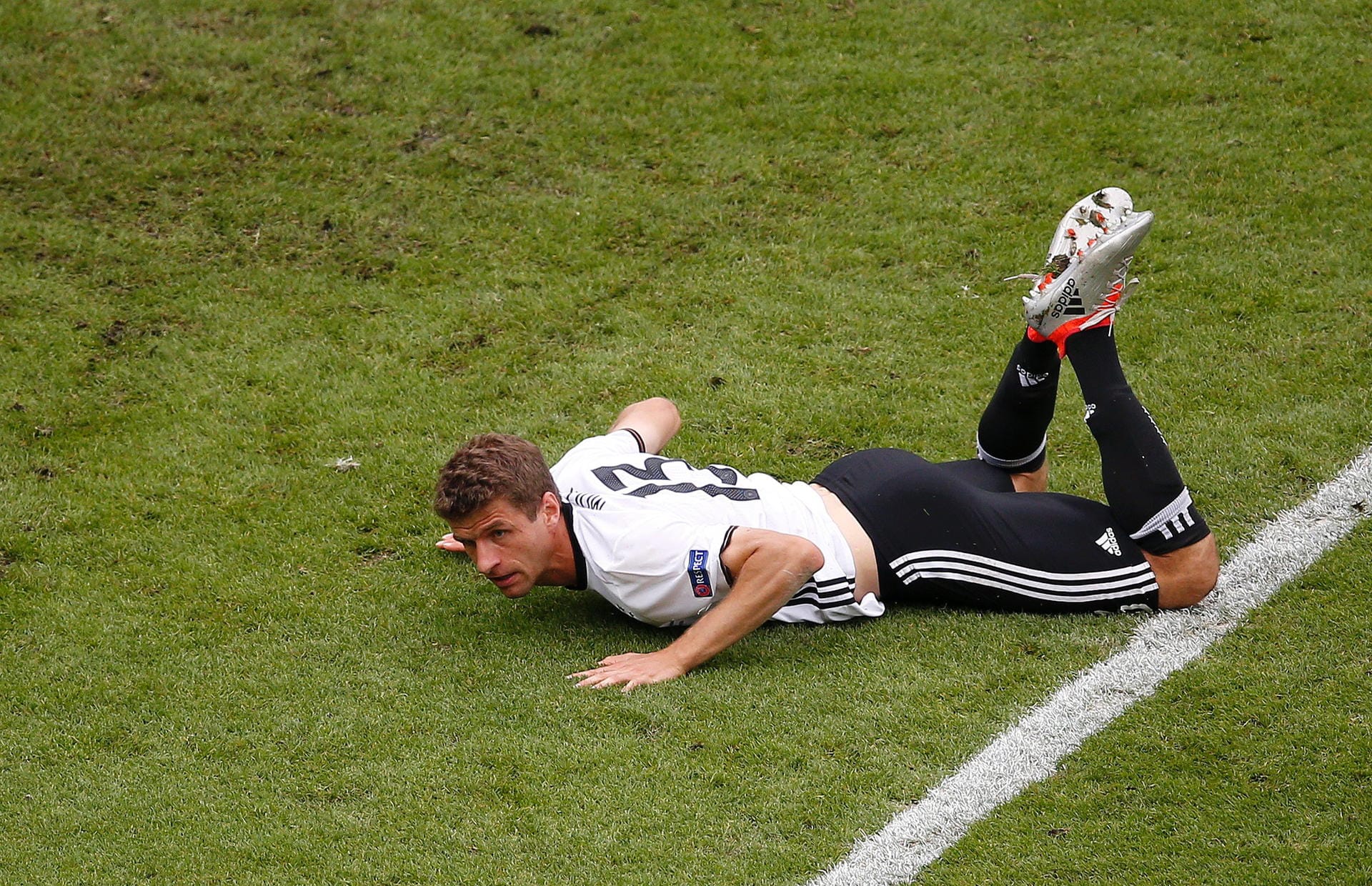 Der tragisch Held der ersten halben Stunde ist jedoch Thomas Müller: Der Münchner vergibt noch eine weitere Großchance und scheitert anschließend mit einem Kopfball am Pfosten.