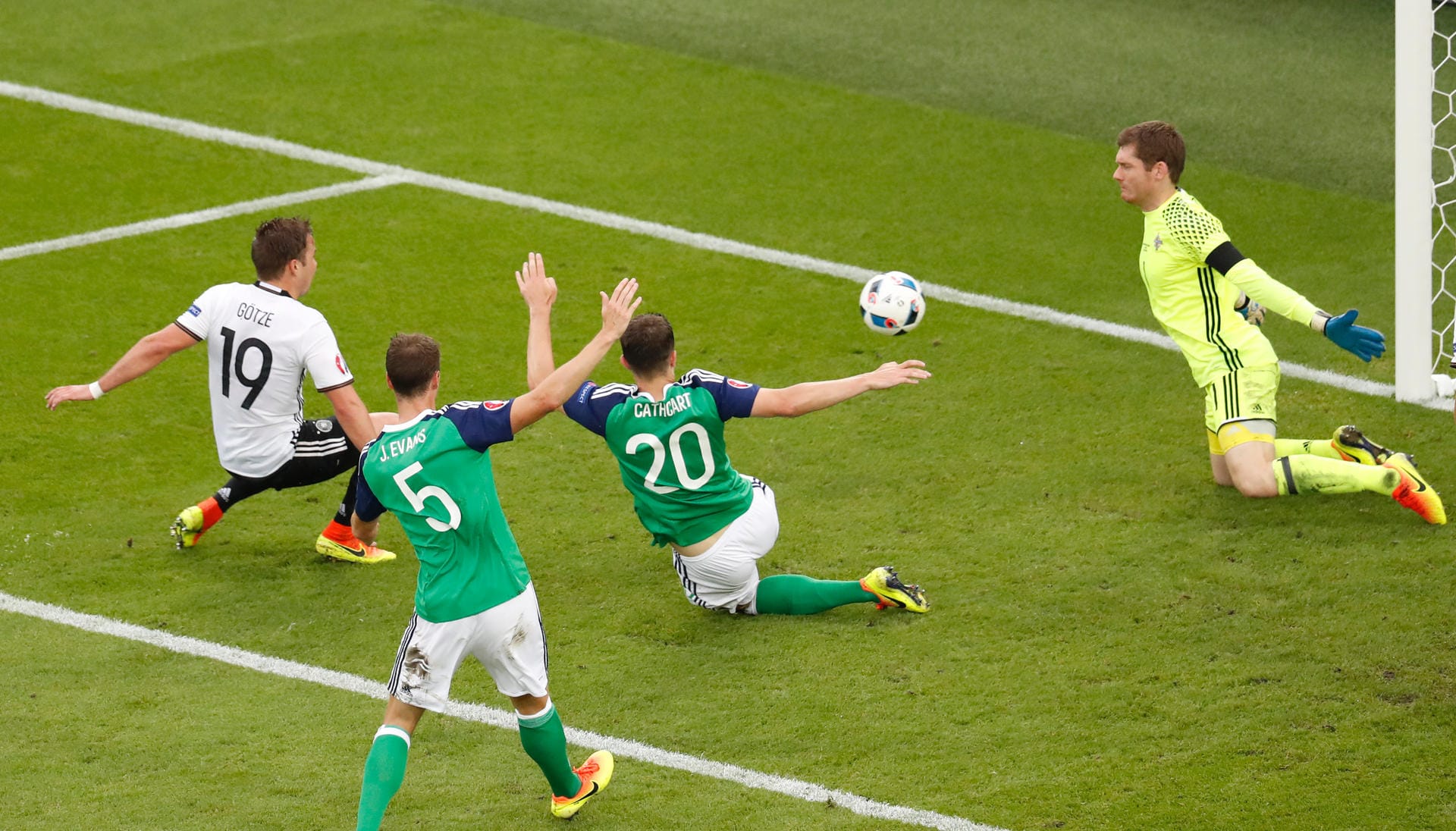 Direkt nach Wiederanpfiff vergibt Mario Götze zwei weitere Großchancen. In der 55. Minute wird er ausgewechselt und durch André Schürrle ersetzt.