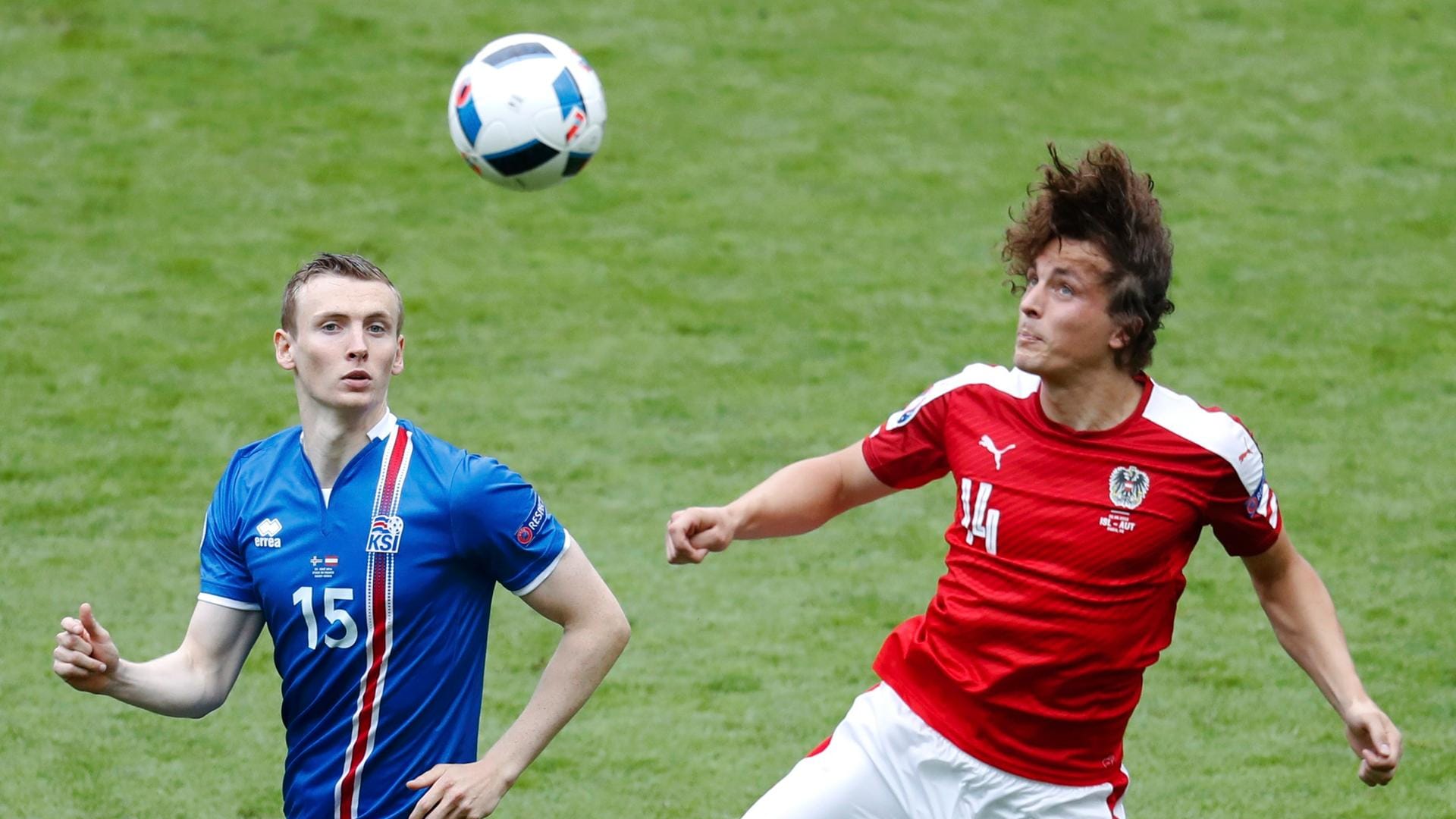 Auf dem Feld geht es gleich zur Sache. Österreich mit Julian Baumgartlinger (re.) greift an, die Isländer um Jon Dadi Bodvarsson verstecken sich jedoch keineswegs.