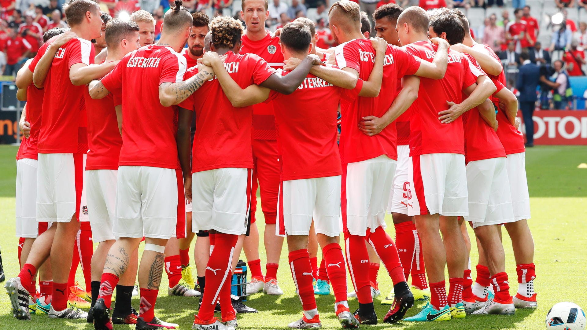 Mit Teamgeist startet die Mannschaft Österreichs in die EM-Partie gegen Island. David Alaba und Co. brauchen unbedingt einen Sieg zum Einzug ins Achtelfinale.