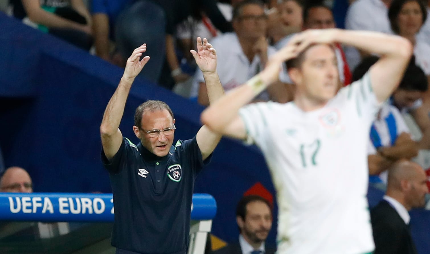 Die Iren versuchen alles, aber ein Treffer gelingt ihnen zunächst nicht. Die Reaktion von Trainer Martin O'Neill spricht eine deutliche Sprache.