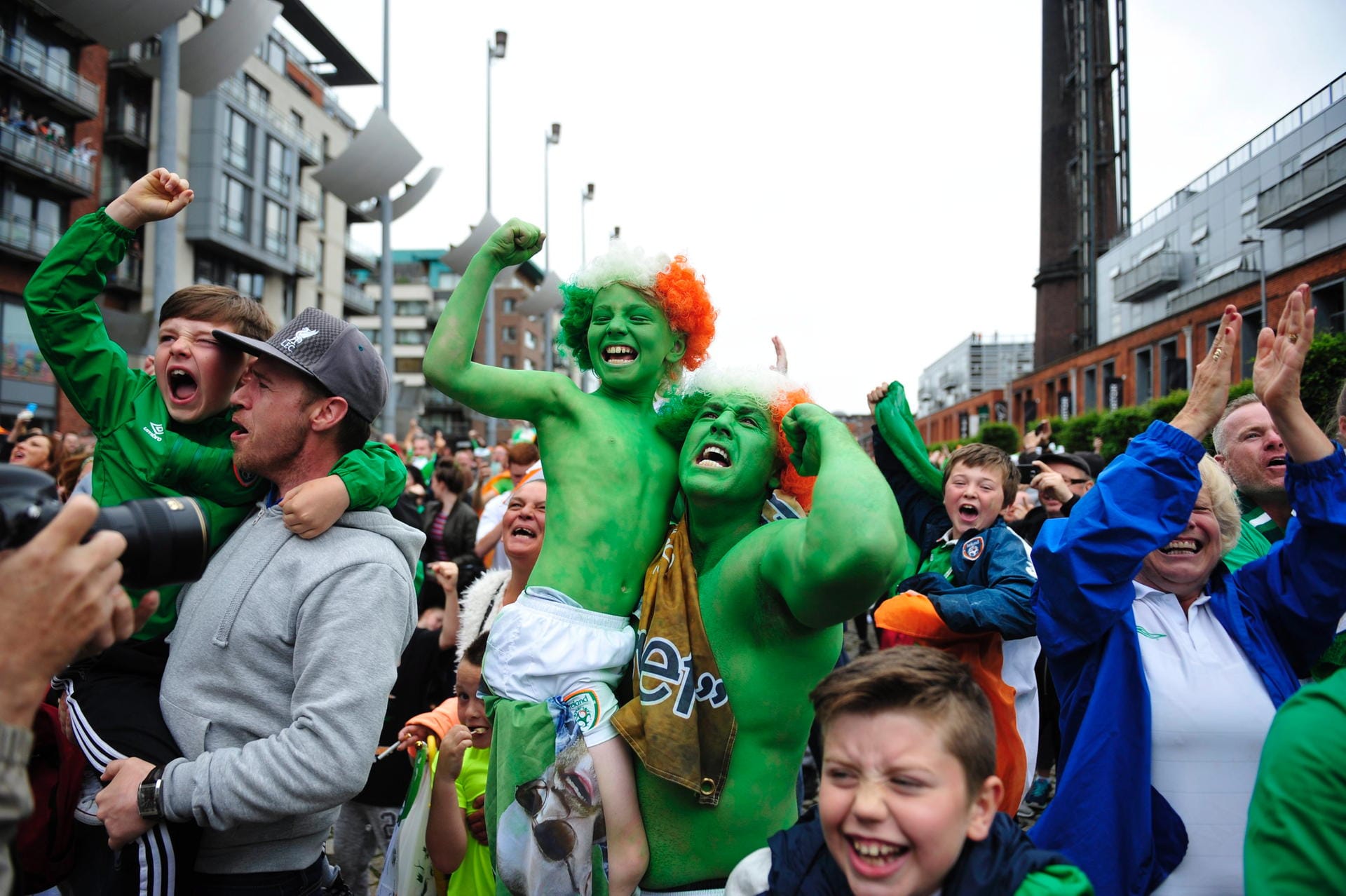 Die irischen Fans freuen sich auf das Match gegen Frankreich.