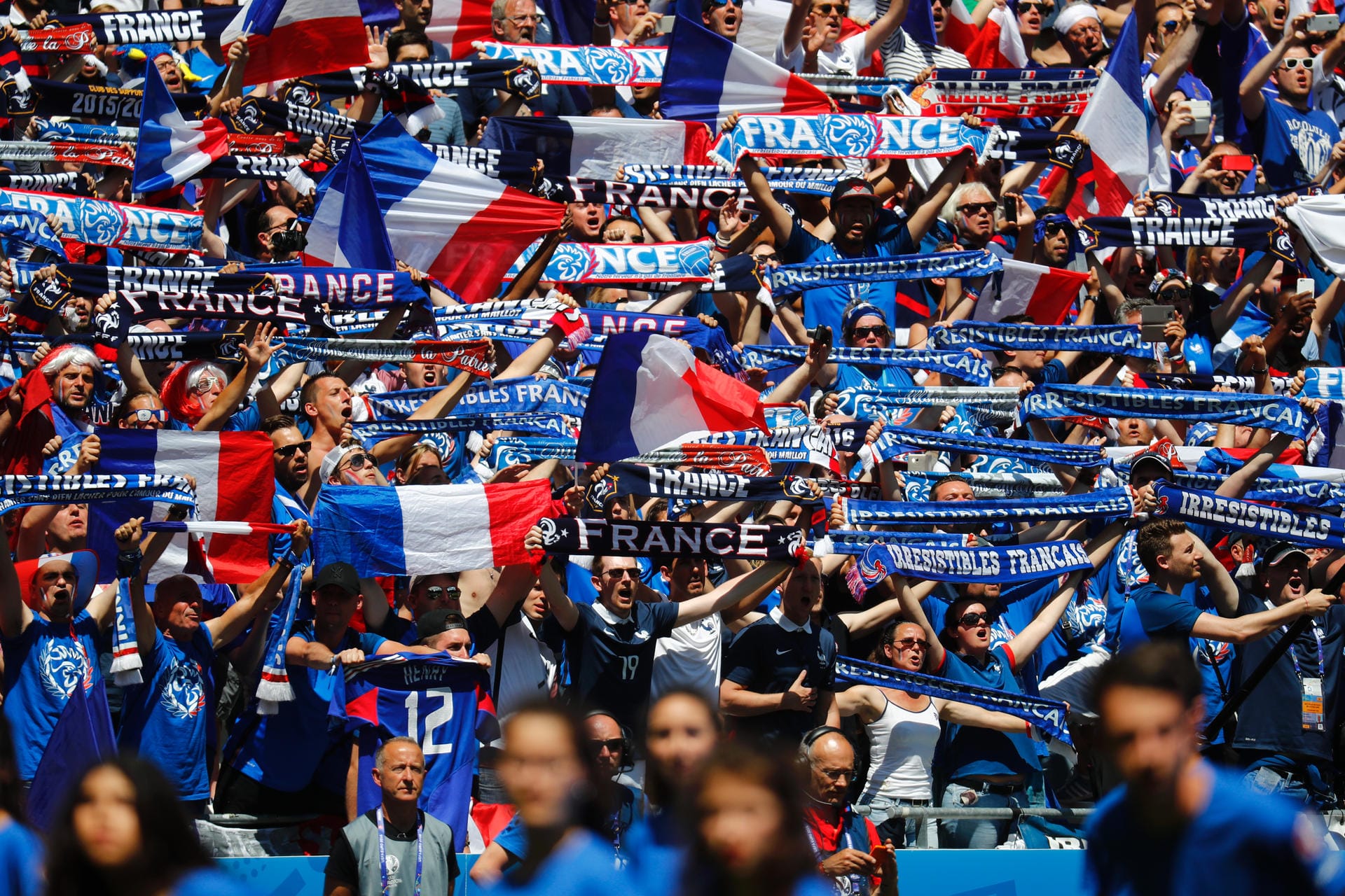 Die französischen Fans während der Nationalhymne vor Spielbeginn.