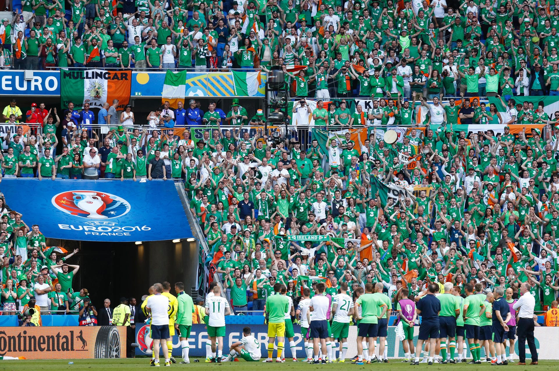 Trotz der Niederlage feiern die irischen Fans ihre Mannschaft.