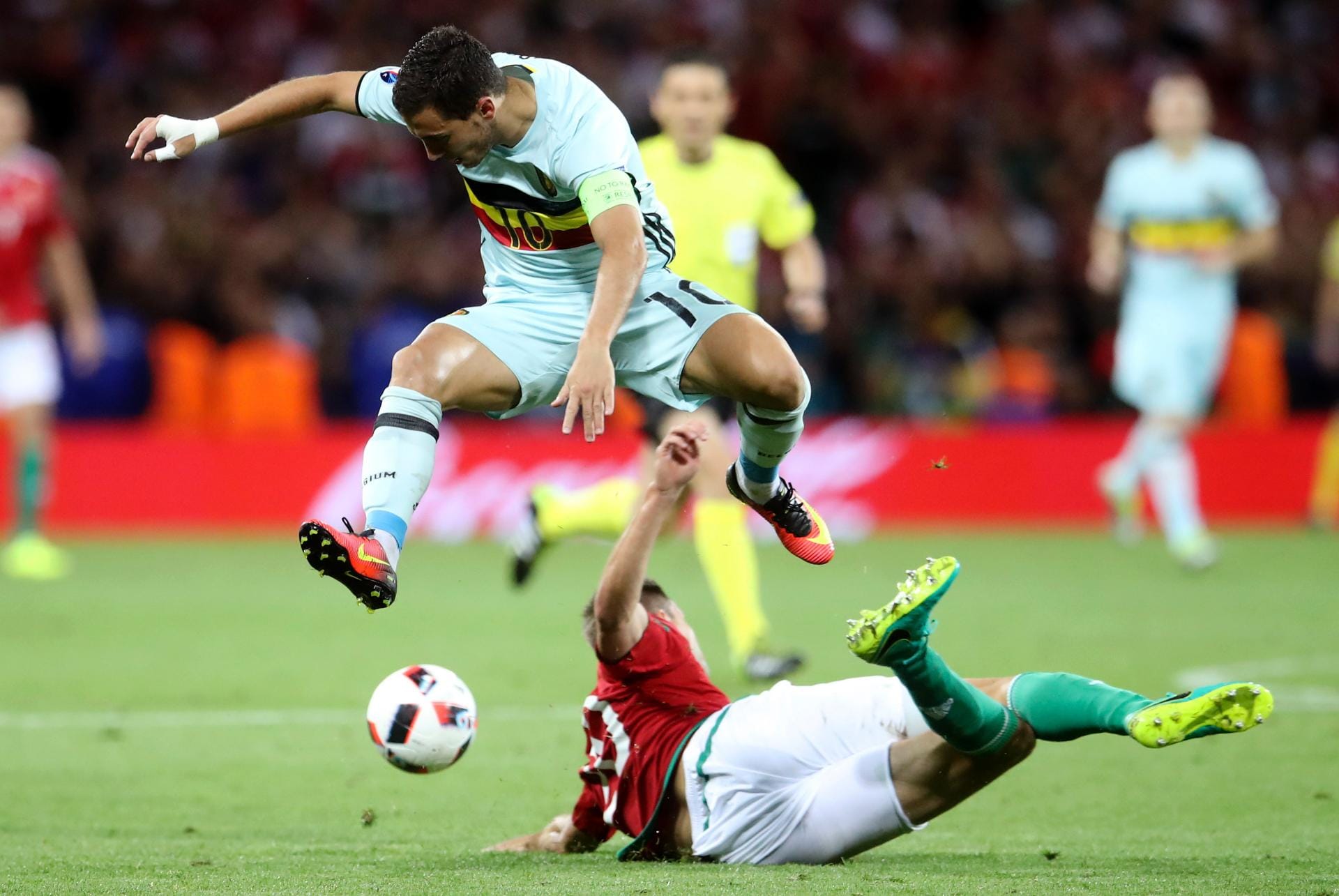 Hürdenläufer: Eden Hazard springt über seinen Gegenspieler.