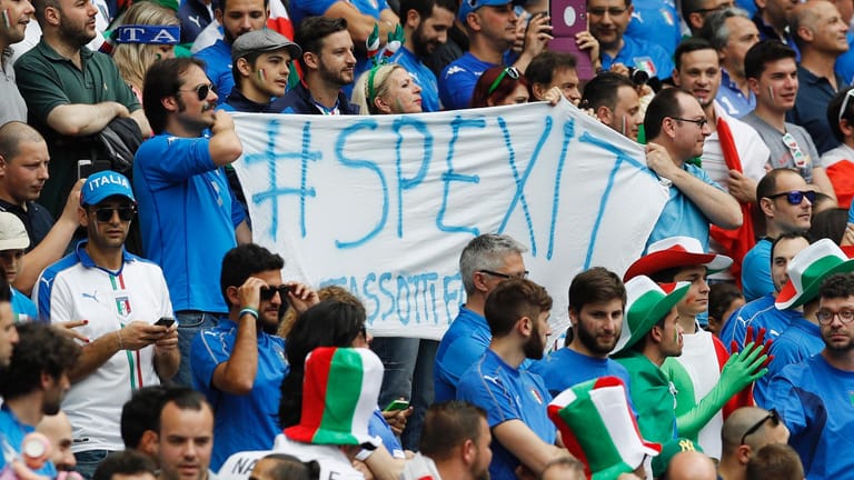 #SPEXIT für den Titelverteidiger? Italienische Tifosi mit einem klaren "Votum" vor dem Klassiker Italien gegen Spanien.