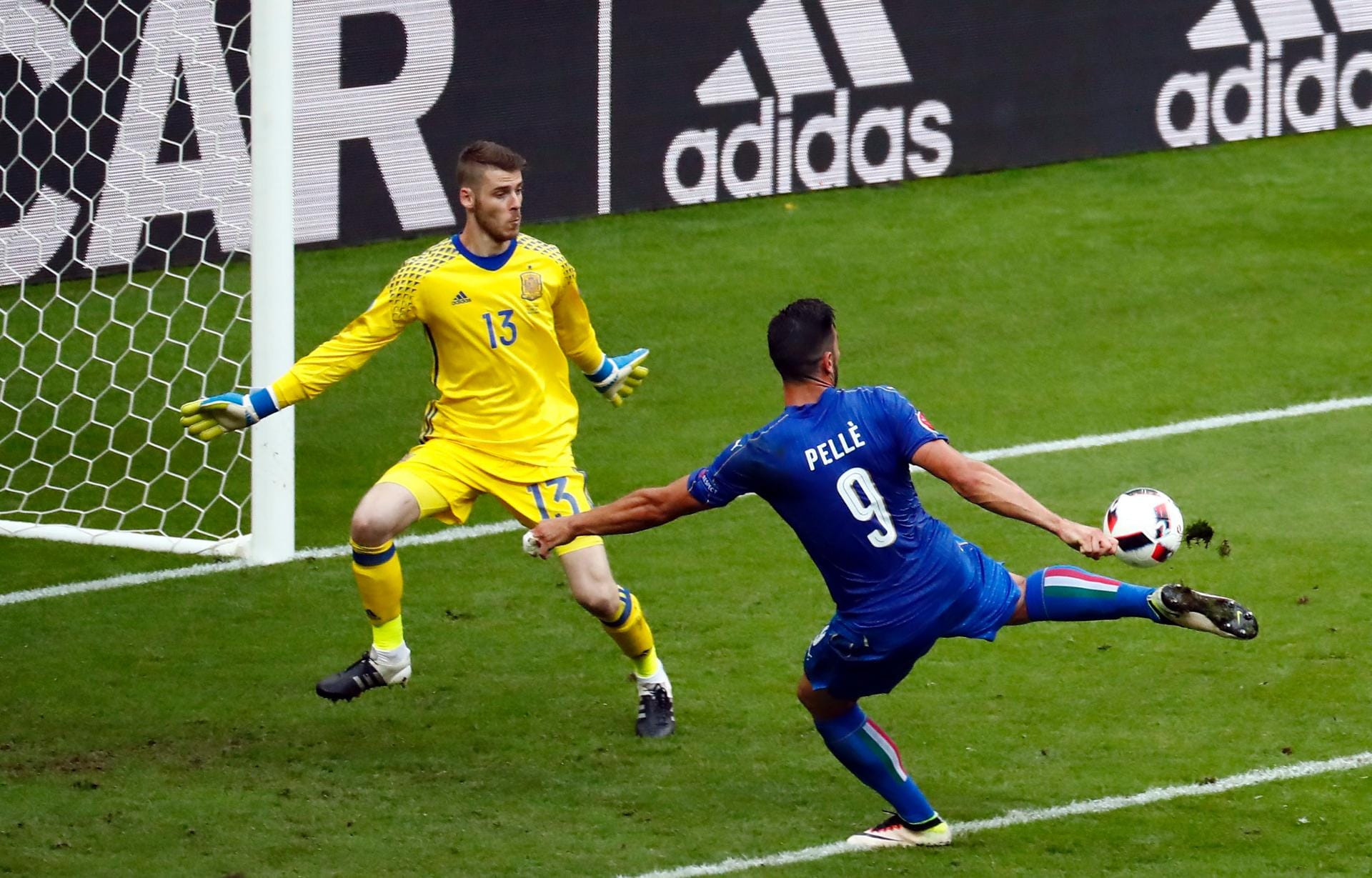 Besser machte es in der ersten Minute der Nachspielzeit Pellè, der Spaniens Aus mit dem 2:0 für Italien endgültig besiegelte...