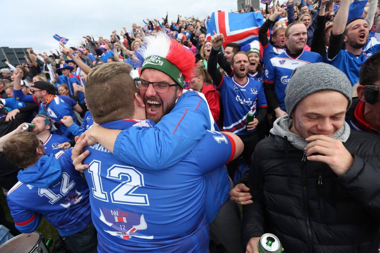 Beim Public Viewing in Islands Hauptstadt Reykjavik können sich die Fans nicht mehr halten vor Freude.