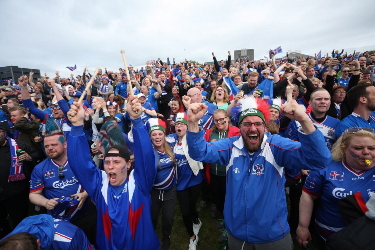Die Fans, die zu Hause in Island geblieben sind, feiern ihre Mannschaft.