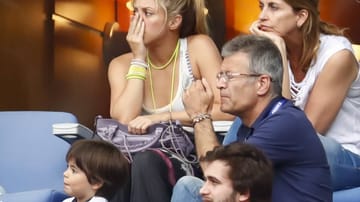 Das Entsetzen steht ihr ins Gesicht geschrieben: Shakira schlägt sich während des EM-Achtelfinals Spanien gegen Italien die Hand vor das Gesicht.