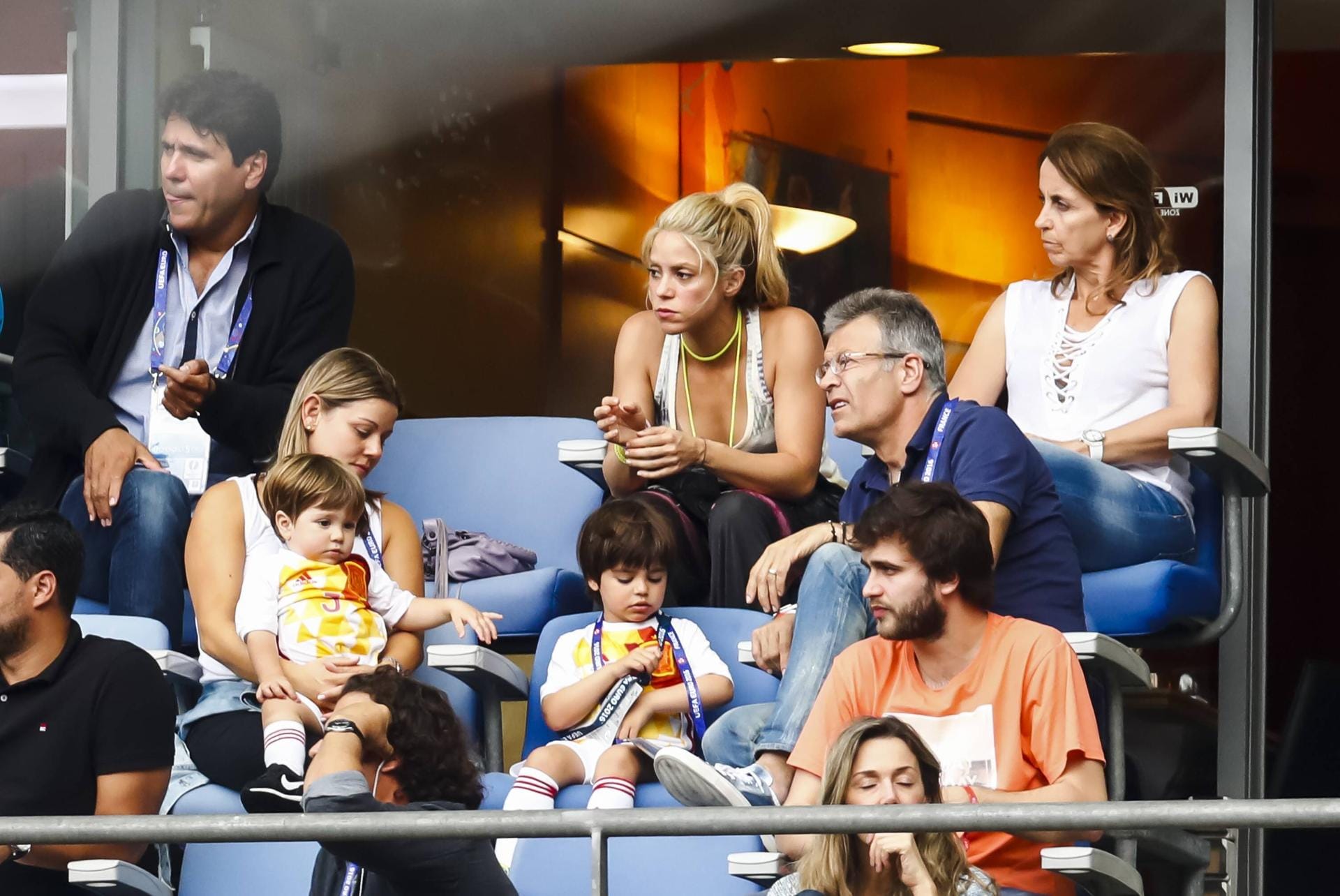 Die Söhne Sasha (li.) und Milan (re.) gucken ähnlich frustriert wie ihre Mutter. Rechts neben Shakira beäugen auch Piqués Eltern das Spielgeschehen kritisch.