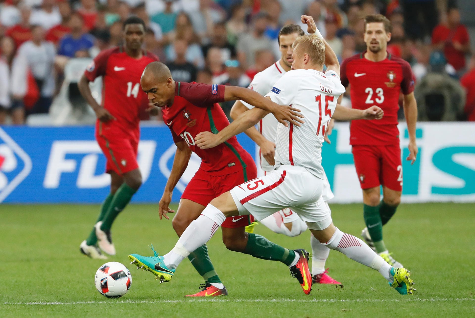 In der Folgzeit bestimmt die polnische Auswahl das Spiel und hält die Portugiesen dank bissiger Zweikämpfe weitgehend vom eigenen Tor fern.