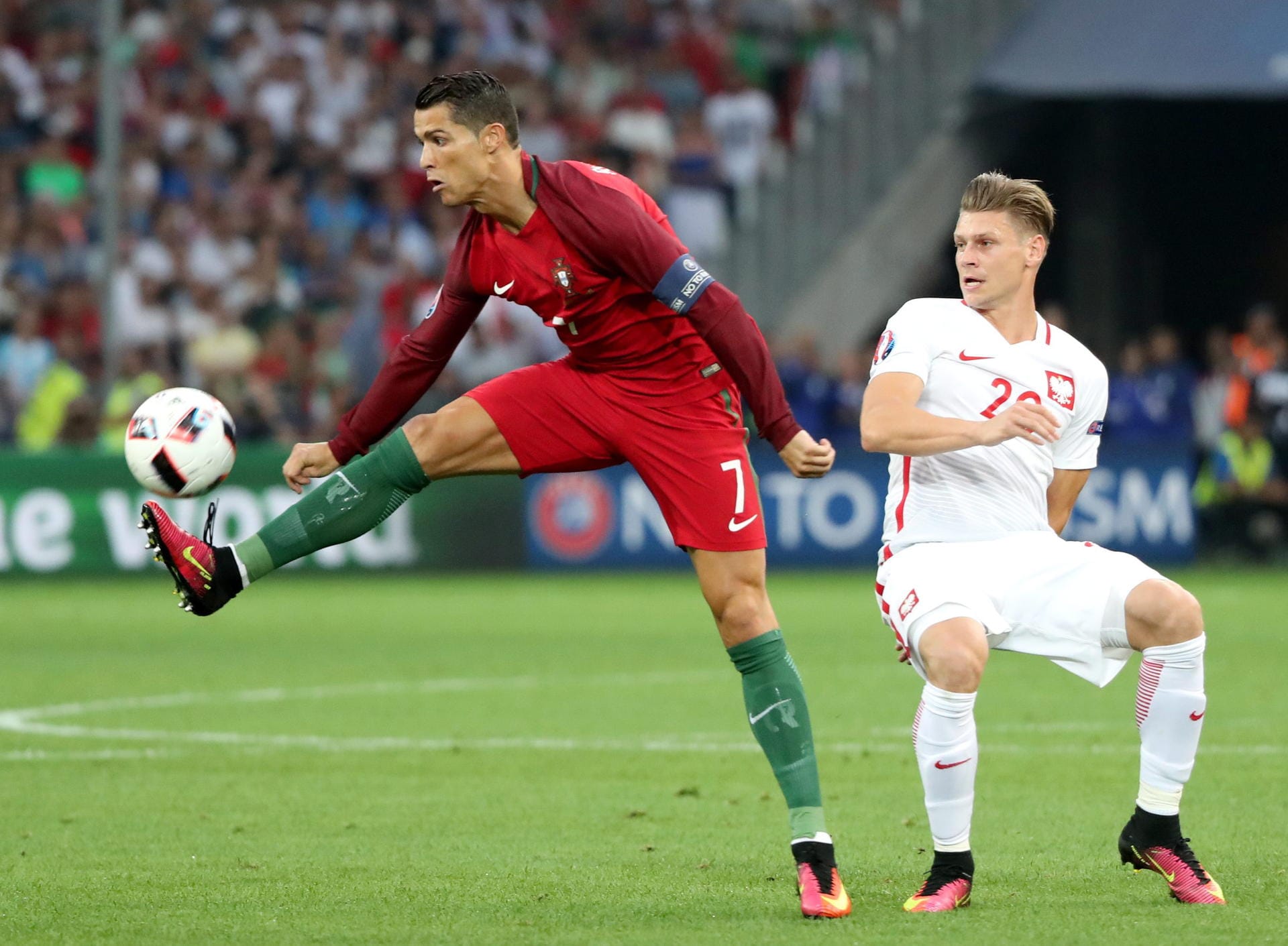 Portugal findet erst Mitte der ersten Spielhälfte in die Partie. Cristiano Ronaldo (li.) - hier klar vor Lukasz Piszczek am Ball - initiiert die erste Chance für die Mannschaft von Fernando Santos, scheitert per Distanzschuss jedoch an Polens Keeper Lukasz Fabianski.