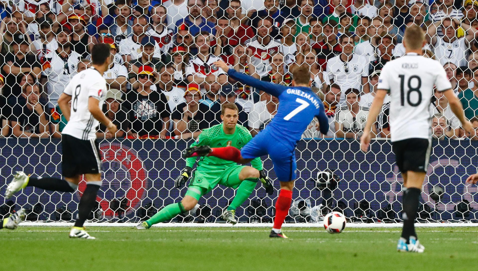 Die Drangphase der Franzosen findet ihren Höhepunkt in der bis dato besten Chance des Spiels: Antoine Griezmann zwingt Neuer nach sechs Minuten zu einer Glanzparade.