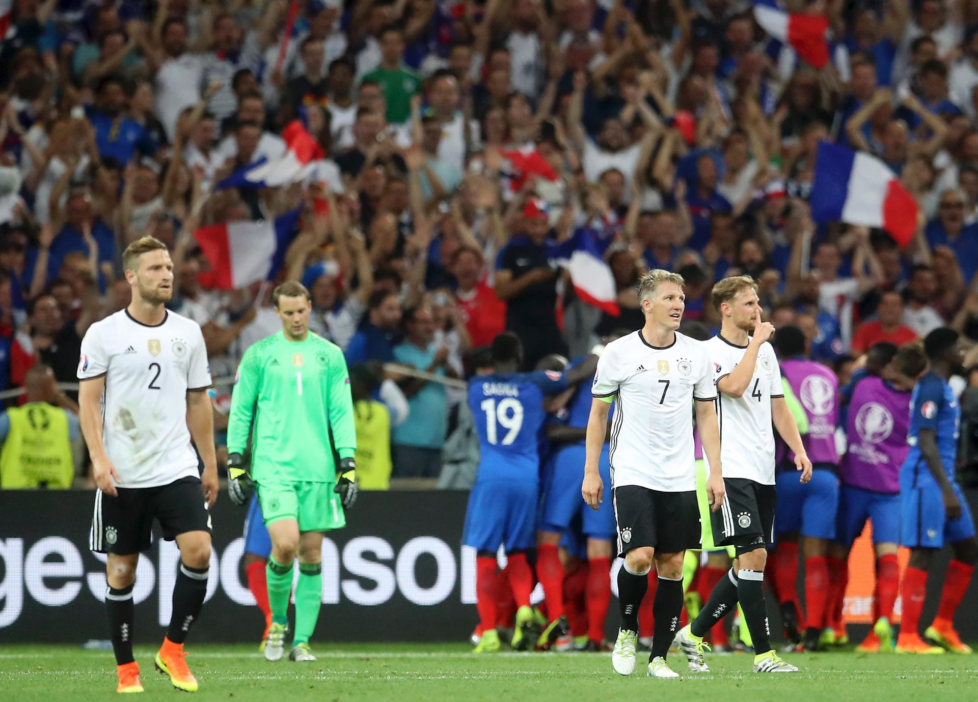 Es ist der Todesstoß für Deutschlands Titelhoffnungen, denn alles Aufbäumen nutzt nichts mehr: Frankreich wirft das DFB-Team aus dem Turnier.