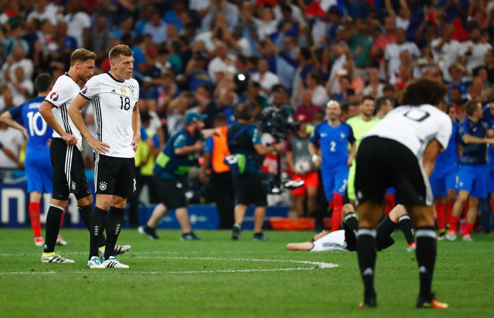 Toni Kroos, einer der besten deutschen Spieler des Turniers, kann die Niederlage nicht verhindern.