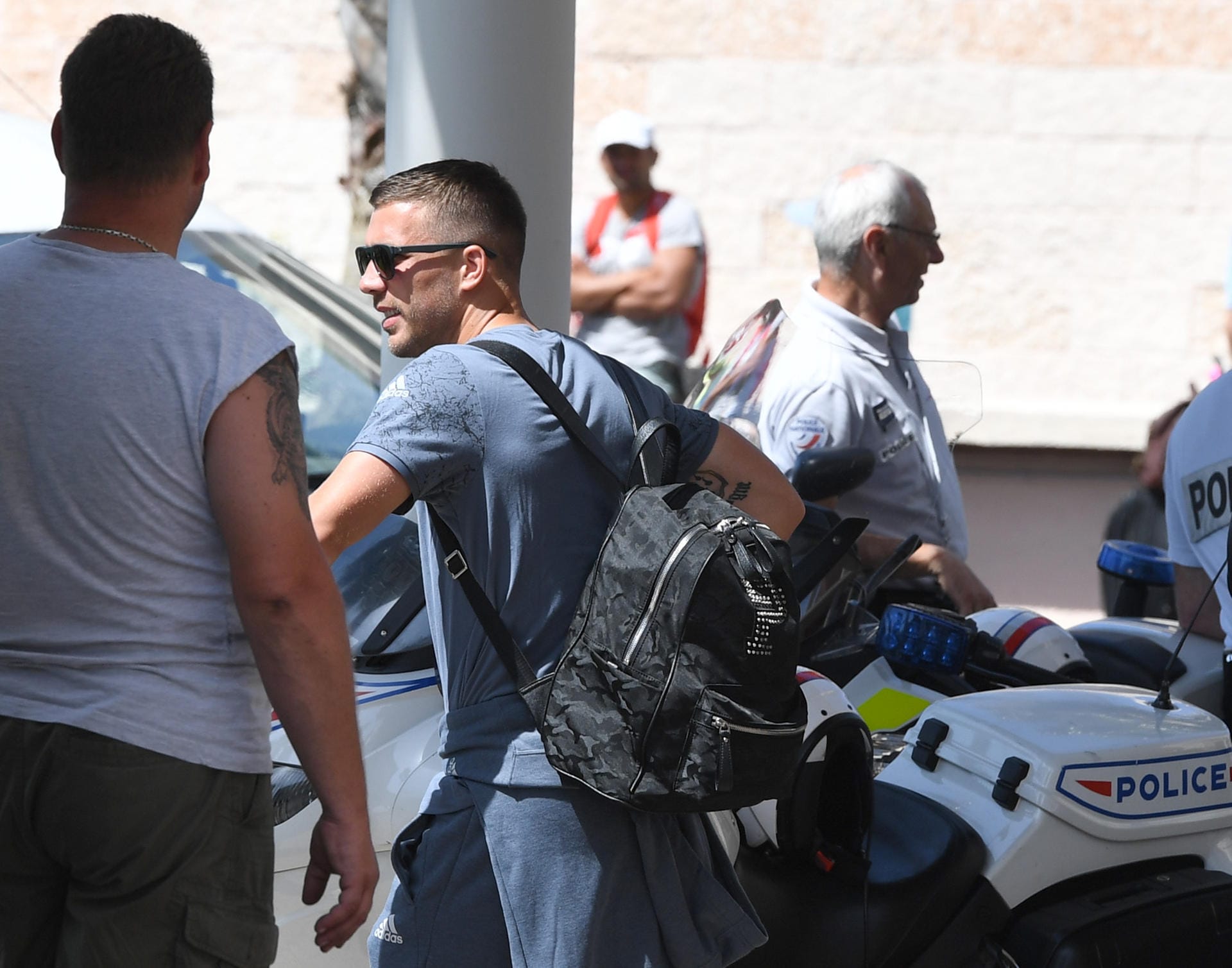 Auch Lukas Podolski hat seine Koffer gepackt und macht sich auf den schweren Weg in Richtung Heimat.