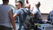 Auch Lukas Podolski hat seine Koffer gepackt und macht sich auf den schweren Weg in Richtung Heimat.