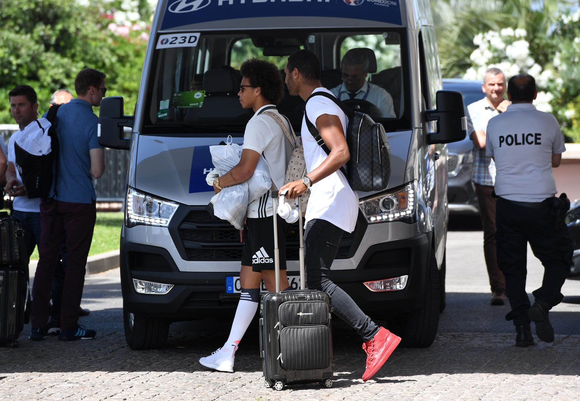 Am Tag nach nach dem bitteren EM-Aus verlässt die Nationalmannschaft niedergeschlagen das Teamhotel in Marseille: Leroy Sané und Jonathan Tah haben es eilig.