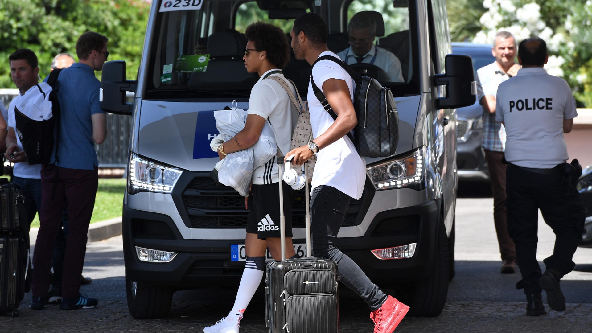 Am Tag nach nach dem bitteren EM-Aus verlässt die Nationalmannschaft niedergeschlagen das Teamhotel in Marseille: Leroy Sané und Jonathan Tah haben es eilig.