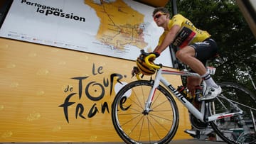 Momentaufnahme: Greg Van Avermaet rollte vor dem Start der achten Tour-Etappe aufs Podium. Ob es sein letzter Tag im Gelben Trikot wird?