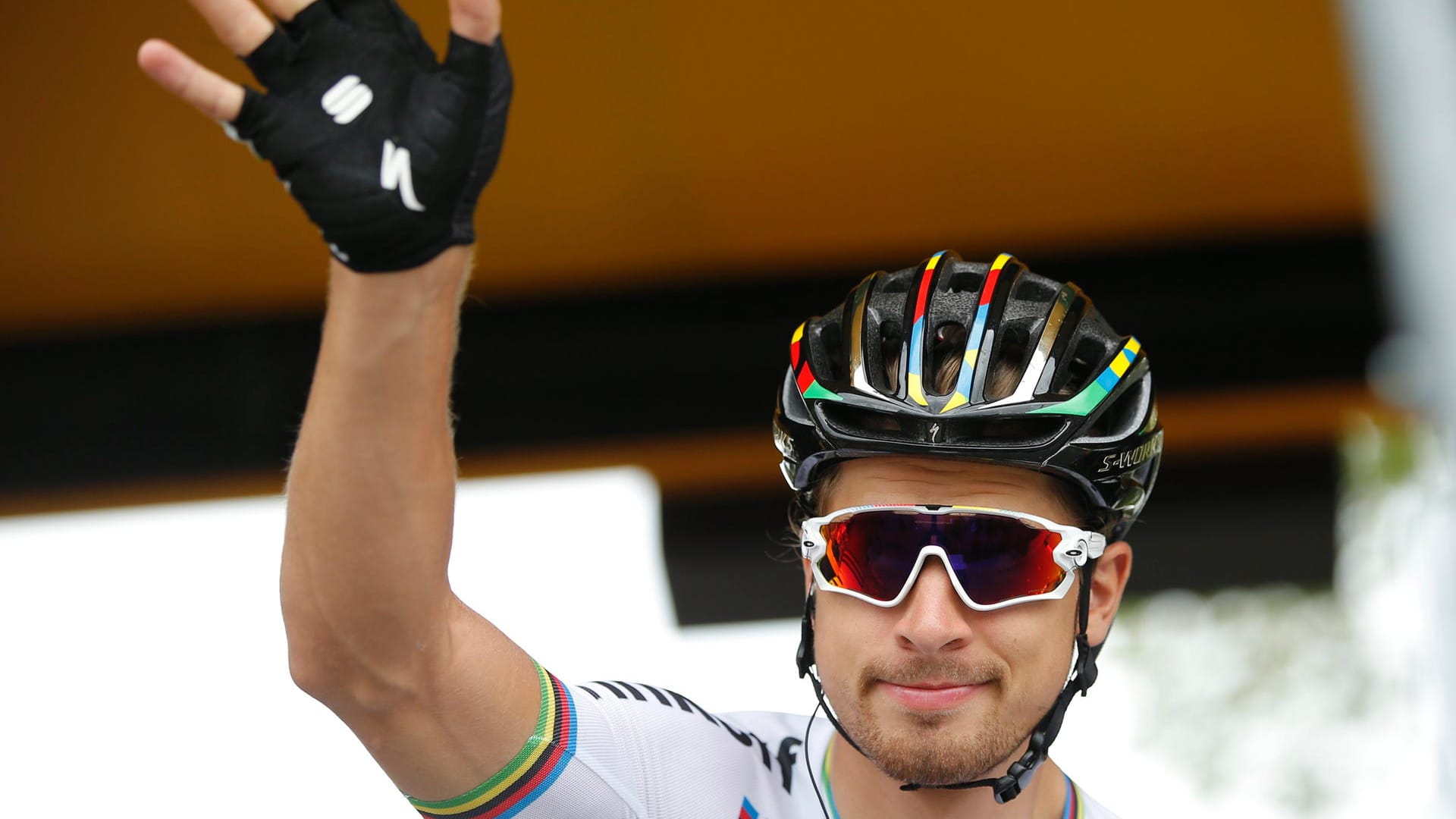 Bitte, recht freundlich: Weltmeister Peter Sagan grüßte vor dem anstehenden, schwierigen Tageswerk in die Menge. Auf dem 184 Kilometer langen Weg von Pau nach Bagnères-de-Luchon stehen vier Pyrenäen-Riesen auf dem Programm.