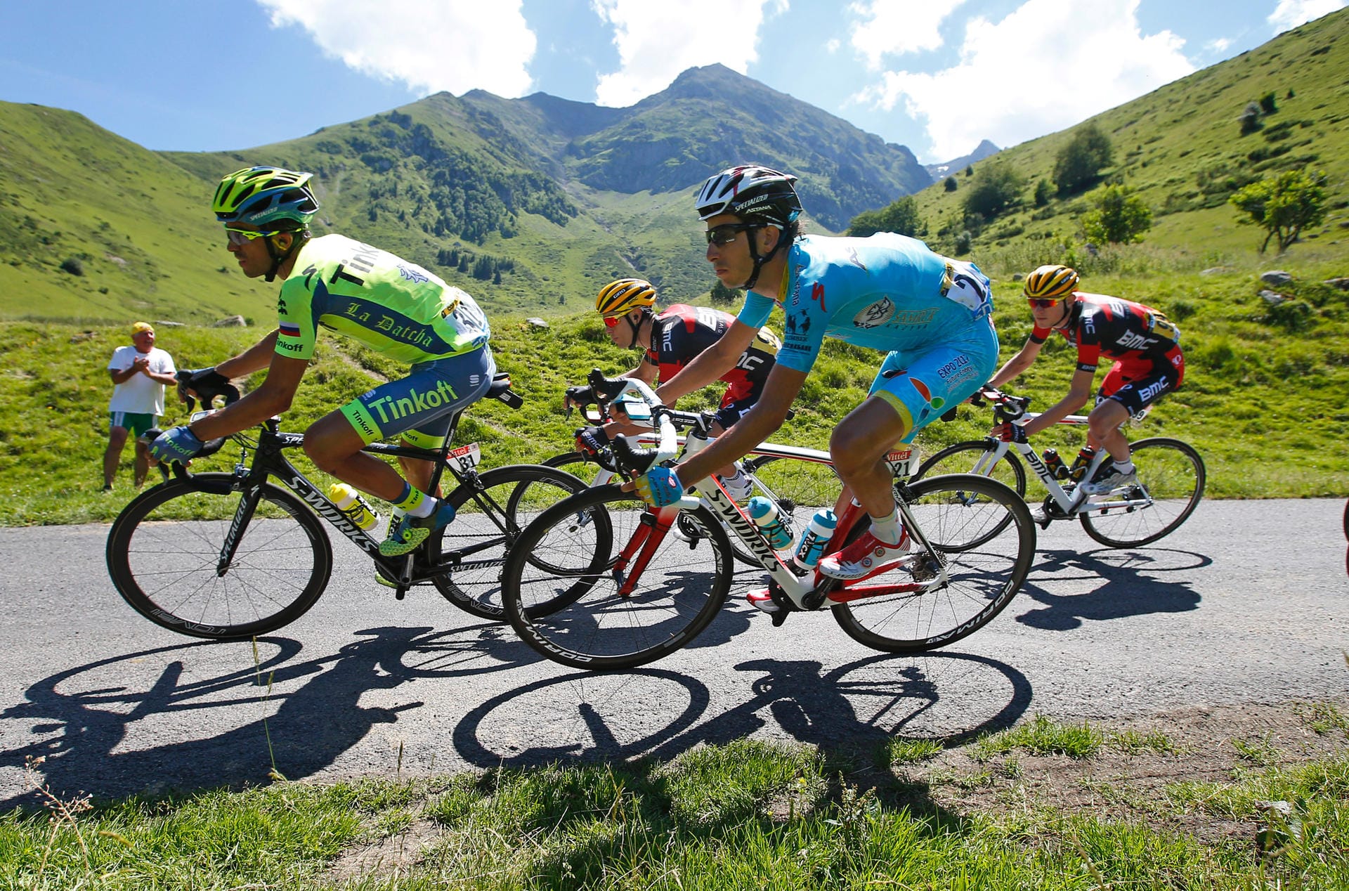 Kurvenlage: Mit Alberto Contador (links), Fabio Aru sowie den beiden BMC-Profis Ritchie Porte (hinten links) und Tejay van Garderen stürzten sich gleich vier Favoriten fast synchron in eine Abfahrt in Richtung Bagnères-de-Luchon.