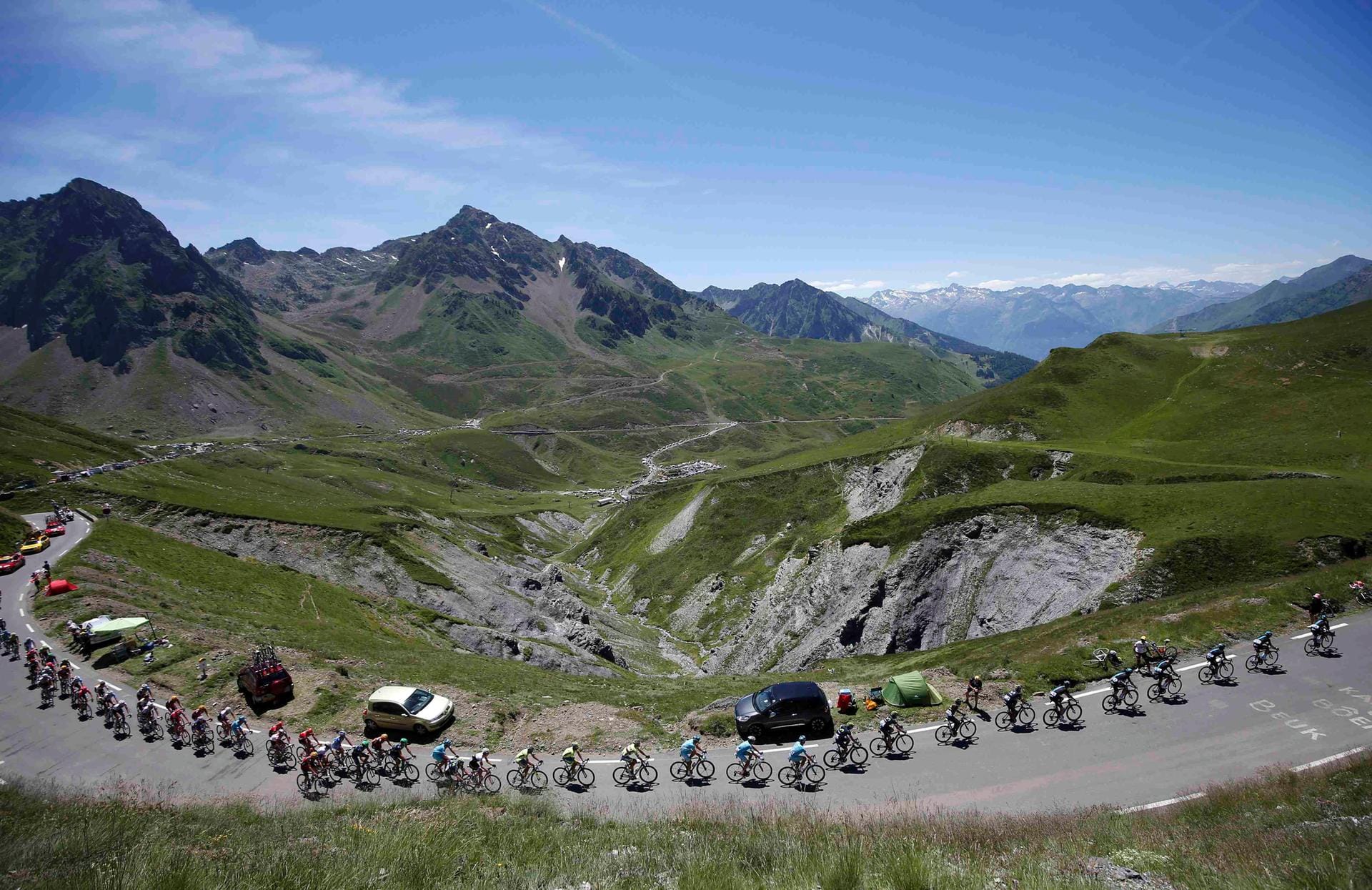 Beeindruckende Bergwelt: Die Fahrt durch die Pyrenäen lieferte tolle Bilder - die Rennfahrer dürften sich bei den Strapazen wenig an diesem Blick begeistert haben.