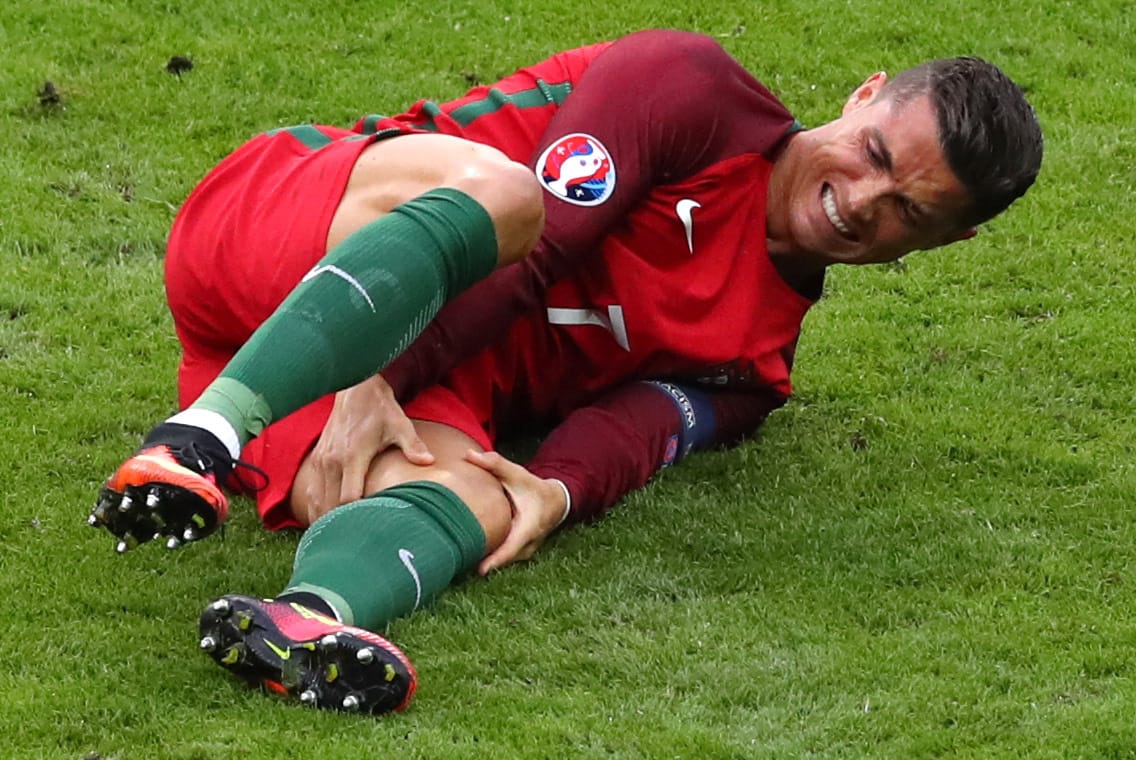 Schmerzverzerrt: Der portugiesische Kapitän hält sich nach dem Zweikampf das lädierte Knie.