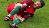 Schmerzverzerrt: Der portugiesische Kapitän hält sich nach dem Zweikampf das lädierte Knie.