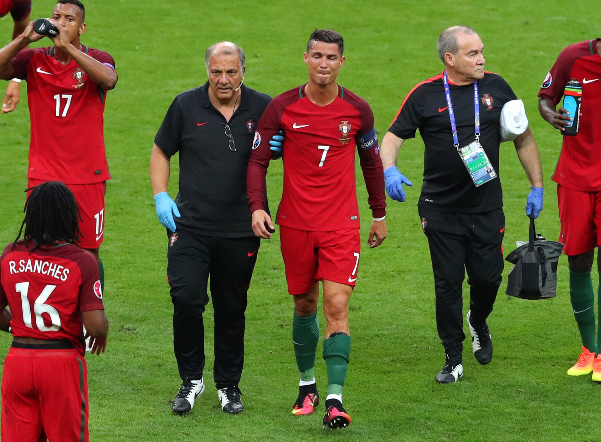 Bitter enttäuscht: Nach der Verletzungsbehandlung verlässt Ronaldo den Platz. Es versucht es noch einmal. Doch....