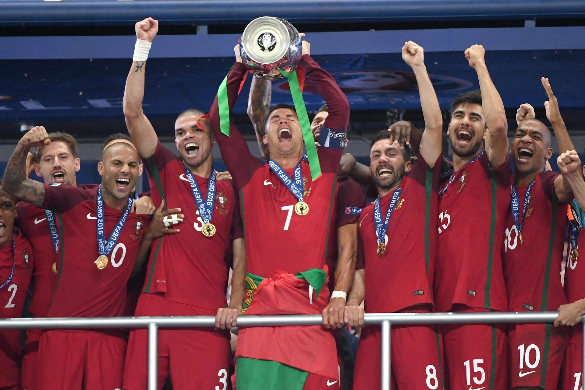 So sehen Sieger aus: Umrahmt von seinen Teamkollegen reckt Ronaldo den EM-Pokal in den Nachthimmel von Paris.
