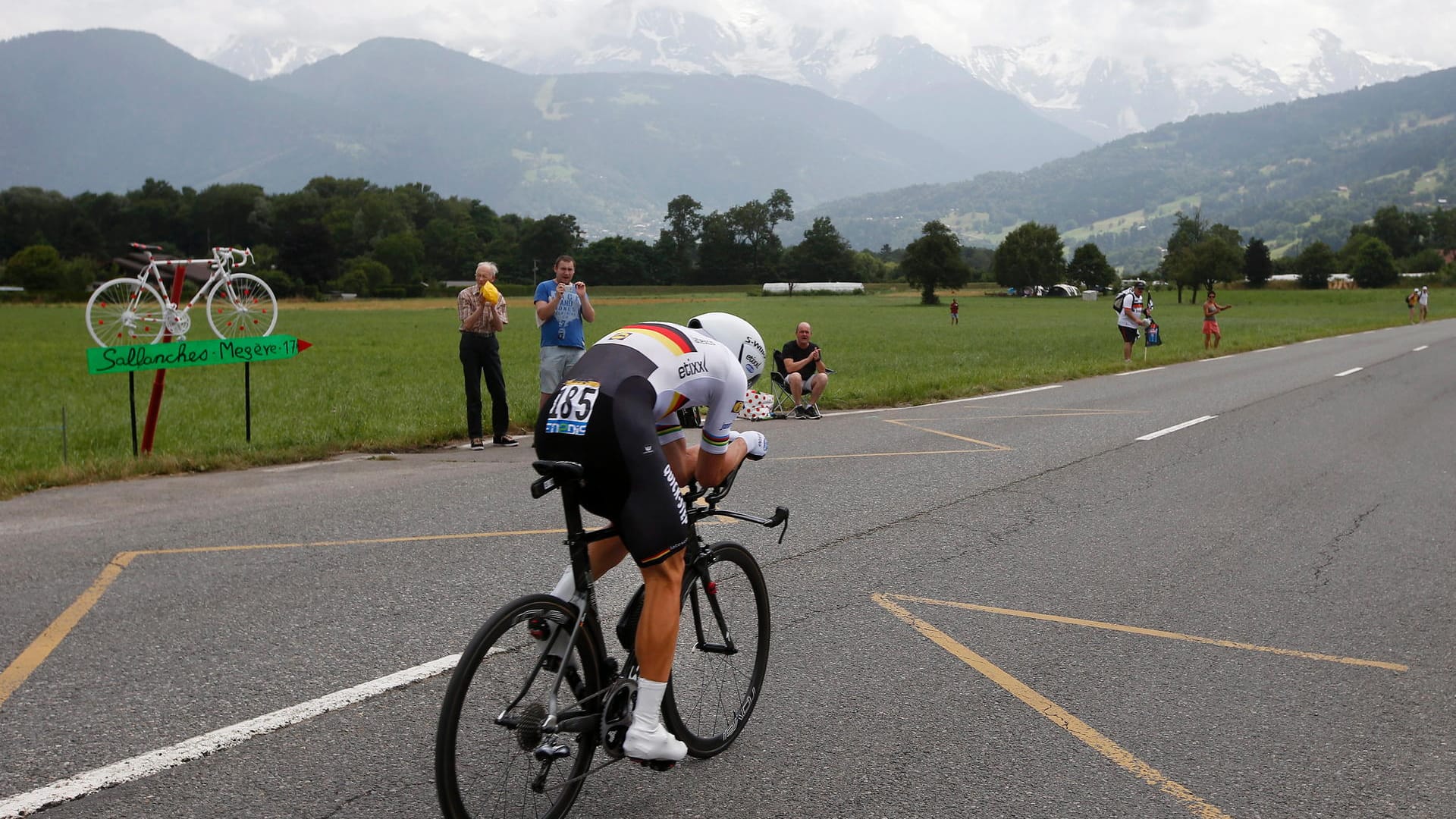 Dem Berg entgegen: Tony Martin ist zwar deutscher Zeitfahrmeister. Das Terrain der 18. Etappe war aber nichts für den Profi aus dem Team Etixx-Quick Step. Er kam deutlich abgeschlagen auf dem 75. Rang ins Ziel.