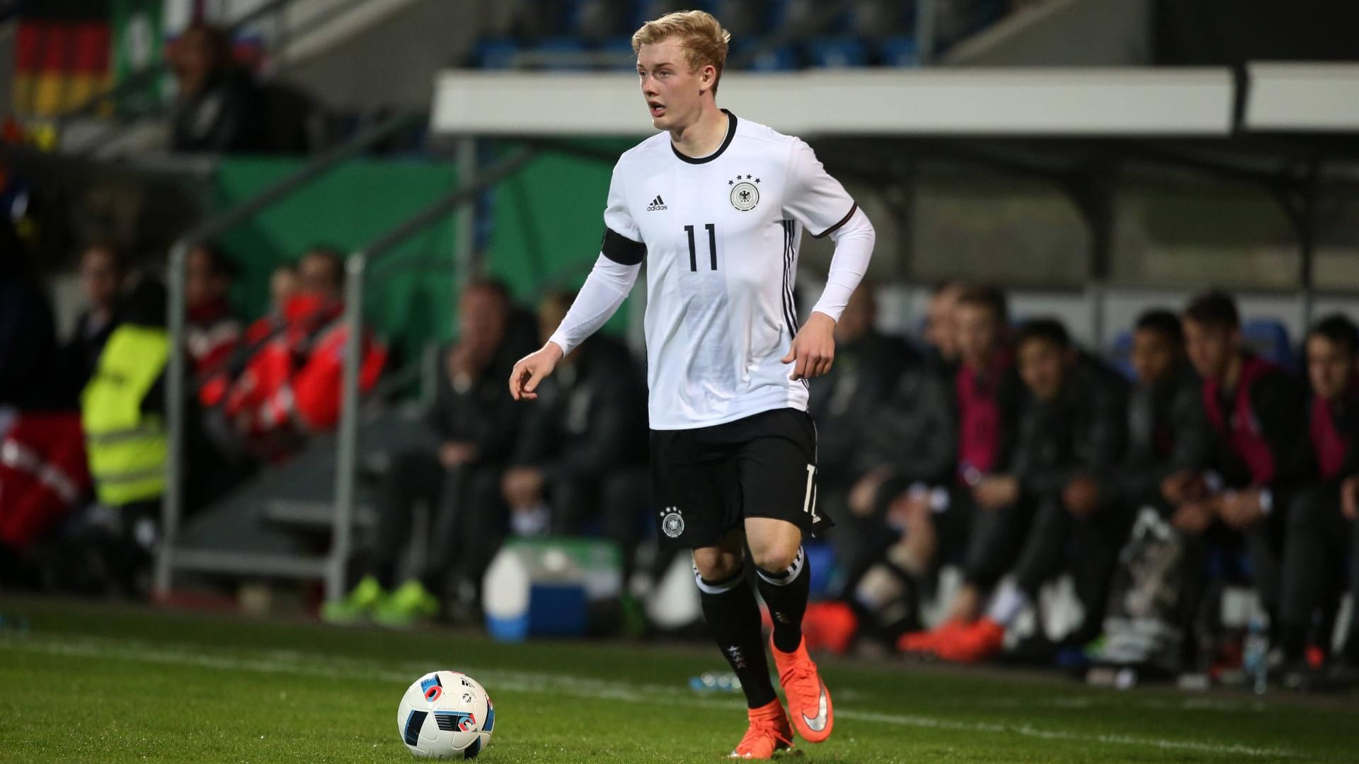 Die Nationalmannschaft ist bei der EM in Frankreich im Halbfinale ausgeschieden. Mit der U23 will es Julian Brandt besser machen.