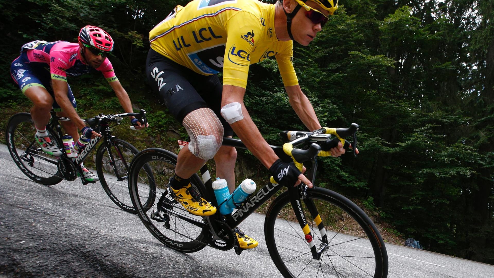 Gezeichneter Mann in Gelb: Der britische Gesamtführende Christopher Froome bei einer Abfahrt auf der vorletzten Etappe. Die Sturzfolgen des Vortages sind nicht zu übersehen.